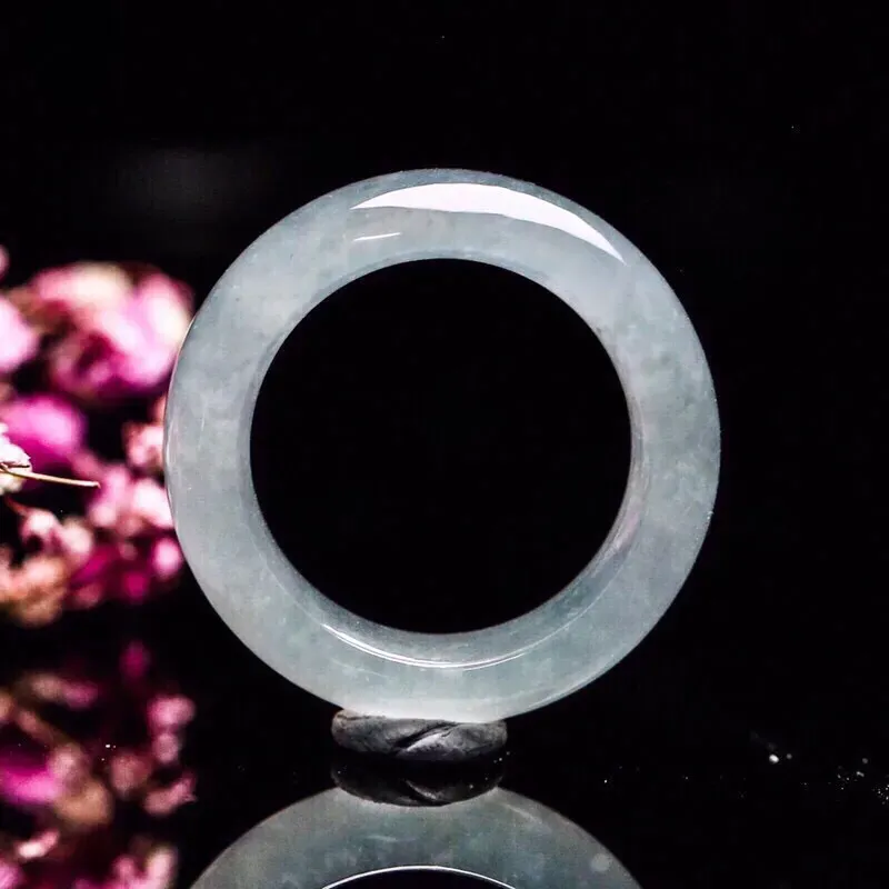 翡翠指环,莹润光泽，端庄大方，佩戴效果高贵时尚，尺寸18.7*7.6*4.5mm戒指内径18.7mm