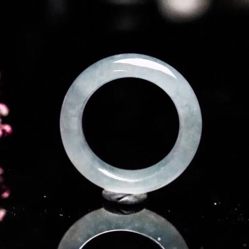 翡翠指环,莹润光泽，端庄大方，佩戴效果高贵时尚，尺寸18.7*7.6*4.5mm戒指内径18.7mm