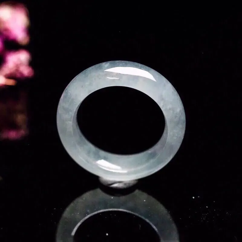 翡翠指环,莹润光泽，端庄大方，佩戴效果高贵时尚，尺寸18.7*7.6*4.5mm戒指内径18.7mm