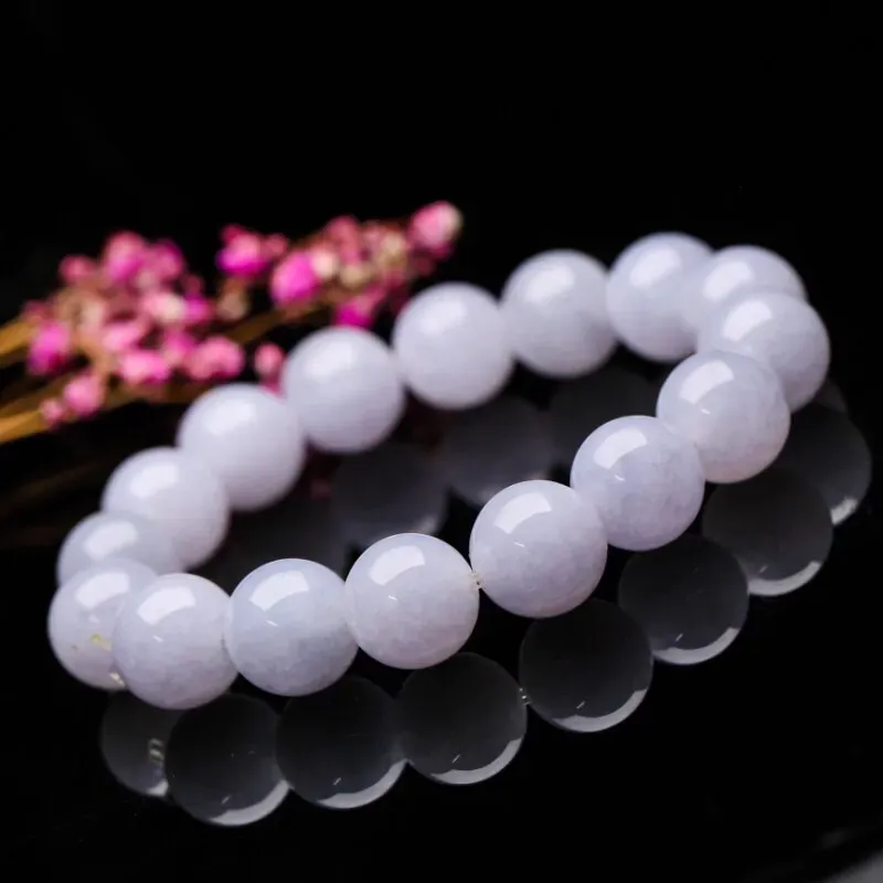 翡翠圆珠手串，共16颗珠子，取其中一颗珠尺寸大约13.4mm，清秀靓丽，圆润饱满，上手佩戴效果大方高贵！