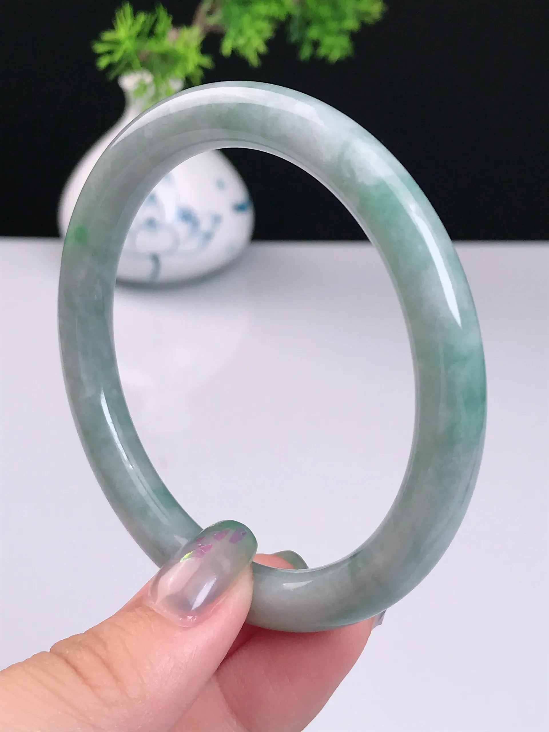 58圈口 天然A货翡翠 老坑种冰润淡绿圆条手镯 尺寸：58.3*8mm 重量：37.02g 种好水足  玉质细腻 佩戴效果佳