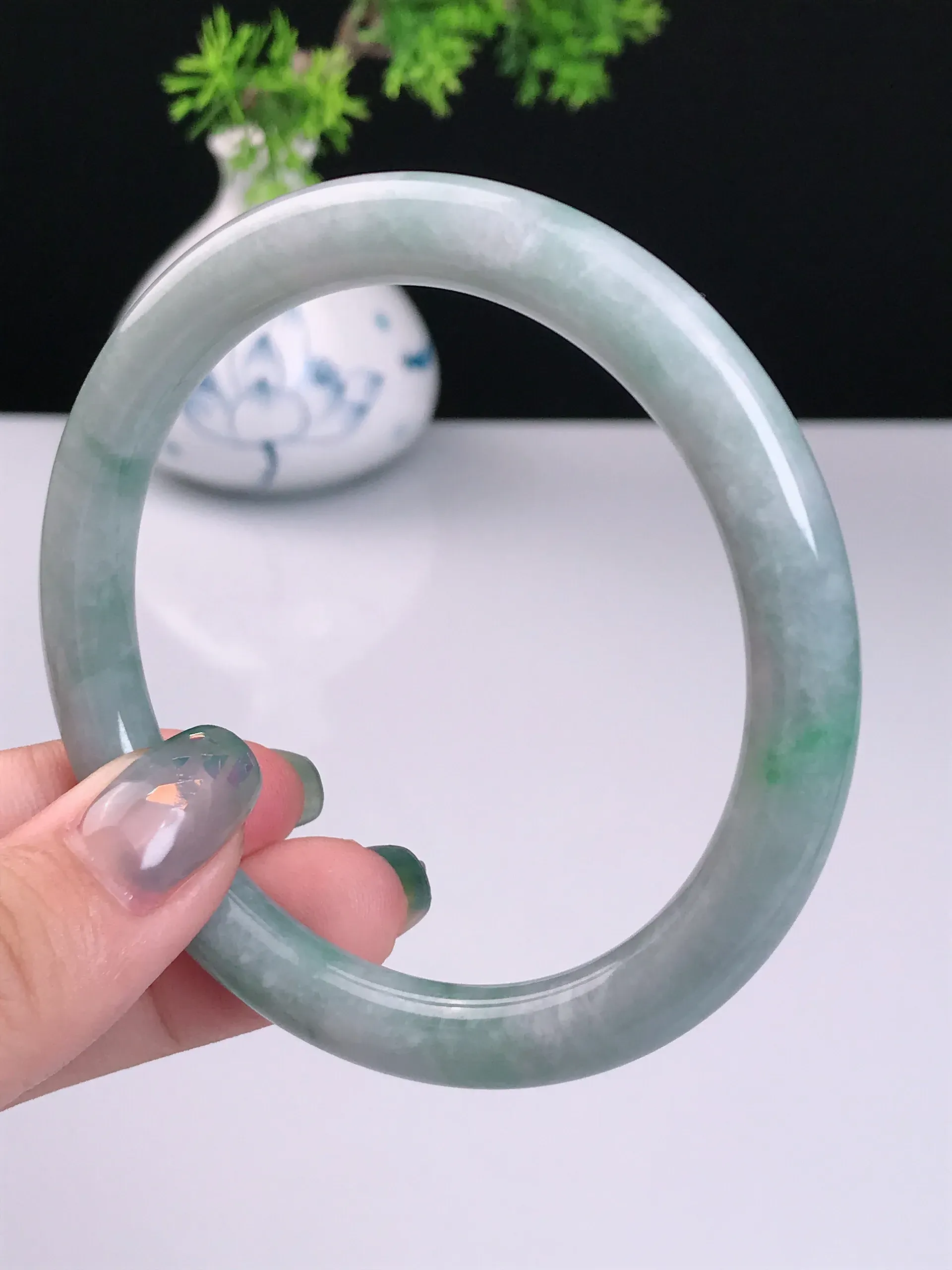 58圈口 天然A货翡翠 老坑种冰润淡绿圆条手镯 尺寸：58.3*8mm 重量：37.02g 种好水足  玉质细腻 佩戴效果佳
