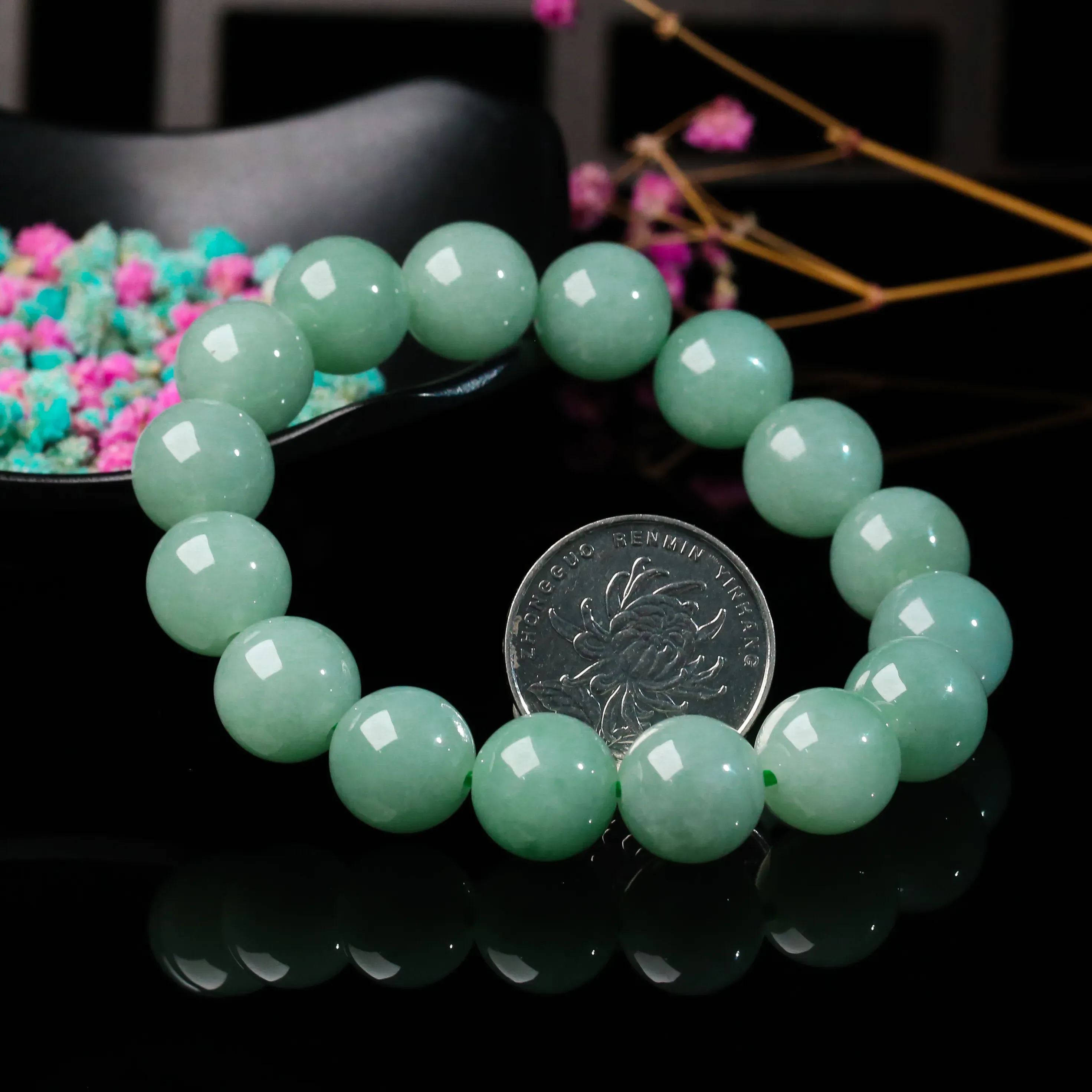 翡翠圆珠手串，共16颗珠子，取其中一颗珠尺寸大约13.3mm，亮丽秀气，饱满圆润，上手佩戴 贵气时尚 。