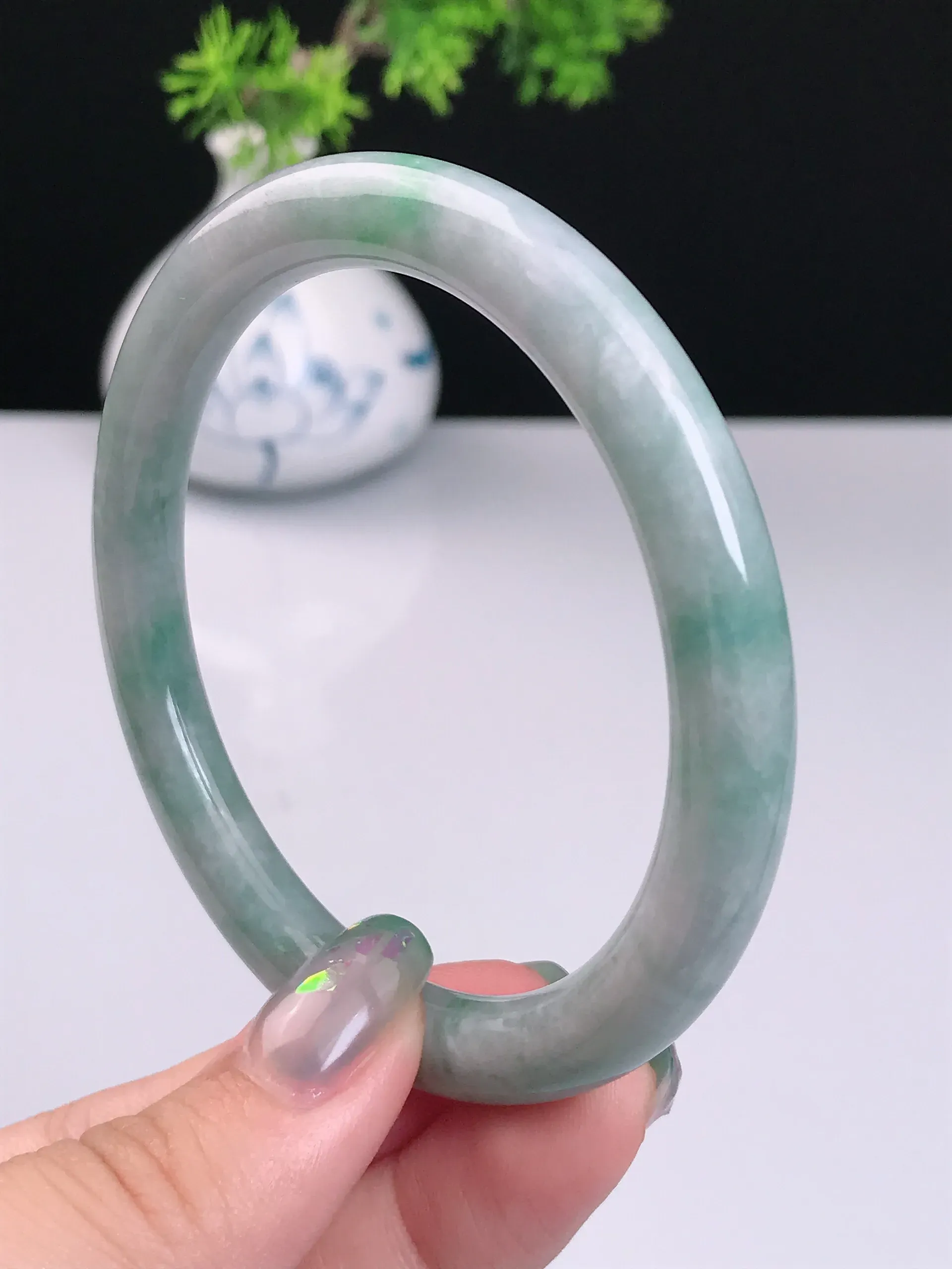 58圈口 天然A货翡翠 老坑种冰润淡绿圆条手镯 尺寸：58.3*8mm 重量：37.02g 种好水足  玉质细腻 佩戴效果佳