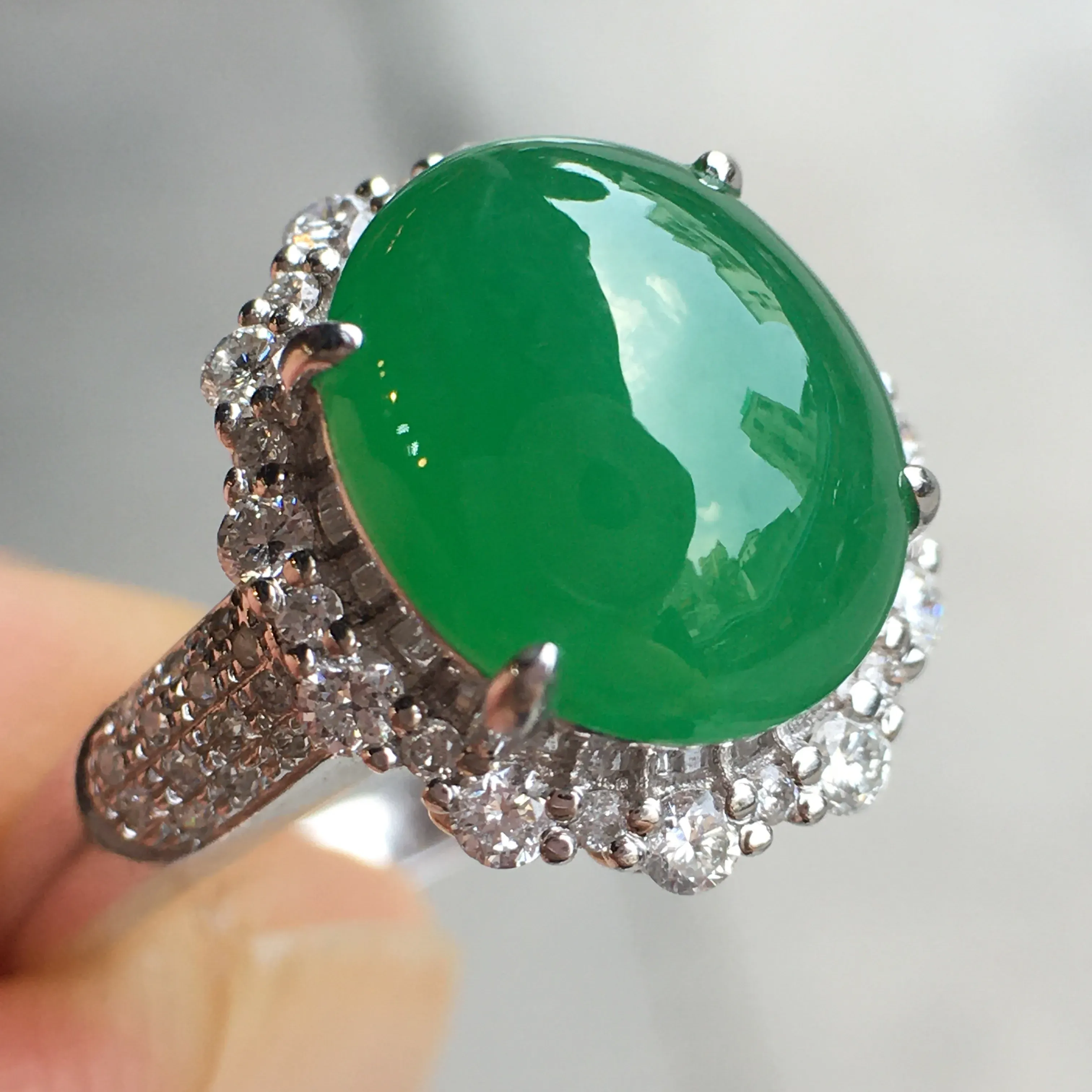 彰显气质的阳绿戒指，蛋面厚实饱满，水足
通透，光感极好，低调奢华，18k
金豪华镶嵌