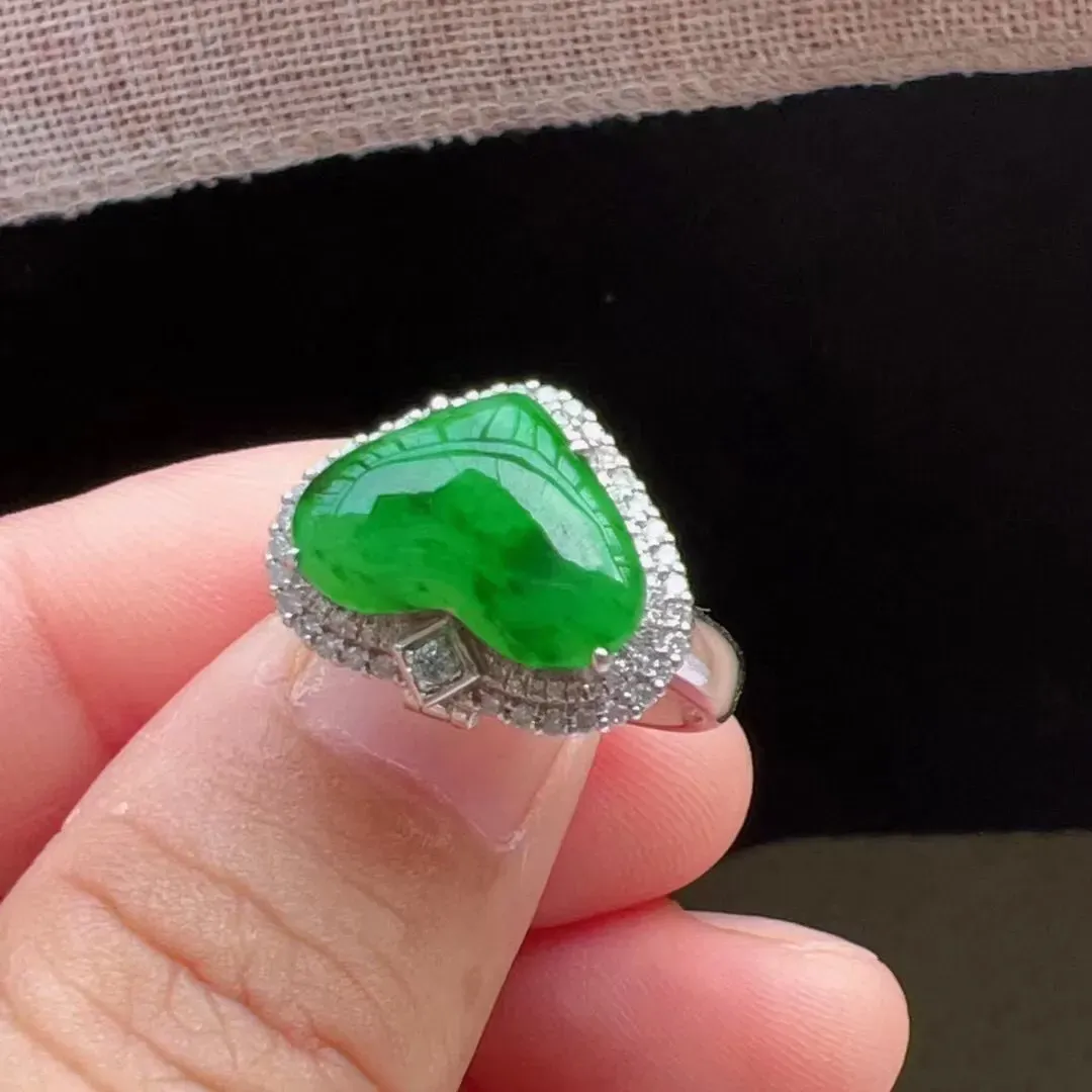 天然翡翠辣绿心型戒指，两用款，18k金镶嵌。
圈口17.5裸石:9.5-13-10.5