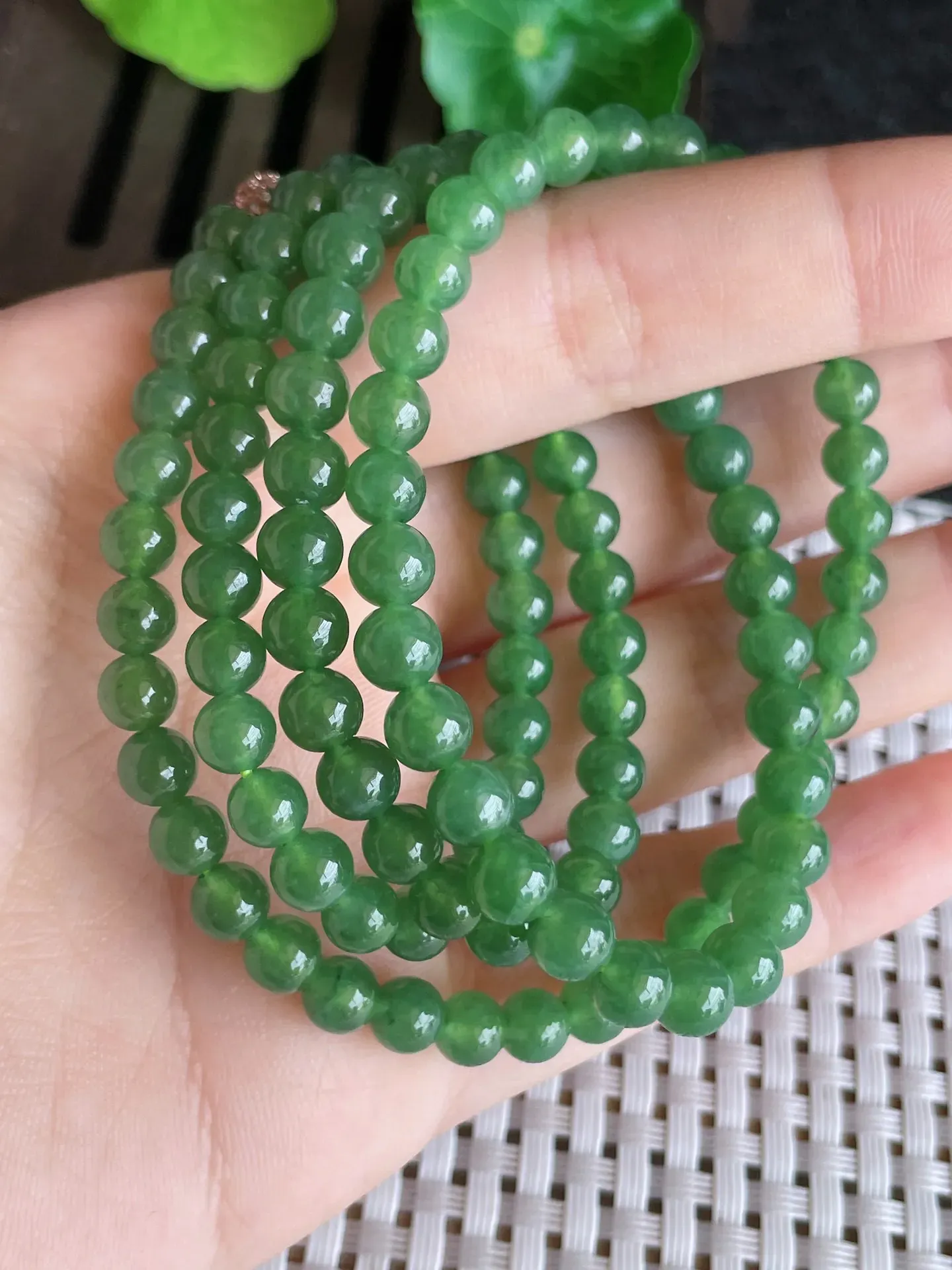 天然翡翠老坑全胶感满绿圆珠项链 118颗，尺寸:6-5.3mm，种水足 雕工精细，重量:35.84g
