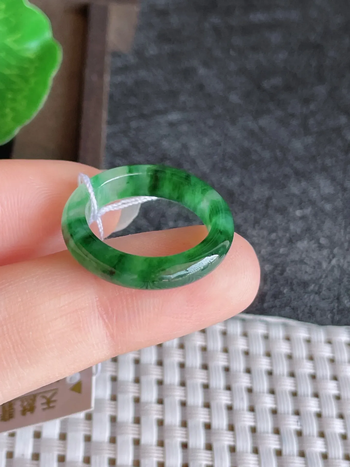 天然翡翠老坑全胶感飘绿指环戒指，尺寸:17.4-4.3-3mm，种水足 雕工精细，重量:2.70g