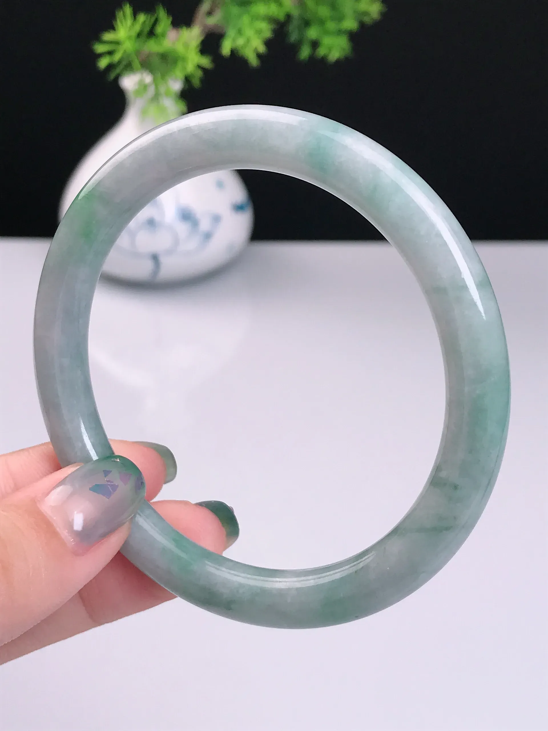 58圈口 天然A货翡翠 老坑种冰润淡绿圆条手镯 尺寸：58.3*8mm 重量：37.02g 种好水足  玉质细腻 佩戴效果佳