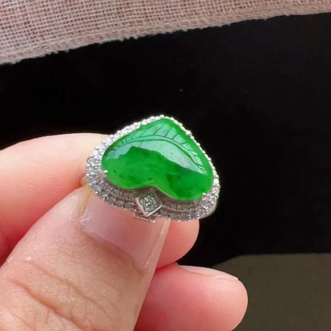 天然翡翠辣绿心型戒指，两用款，18k金镶嵌。
圈口17.5裸石:9.5-13-10.5