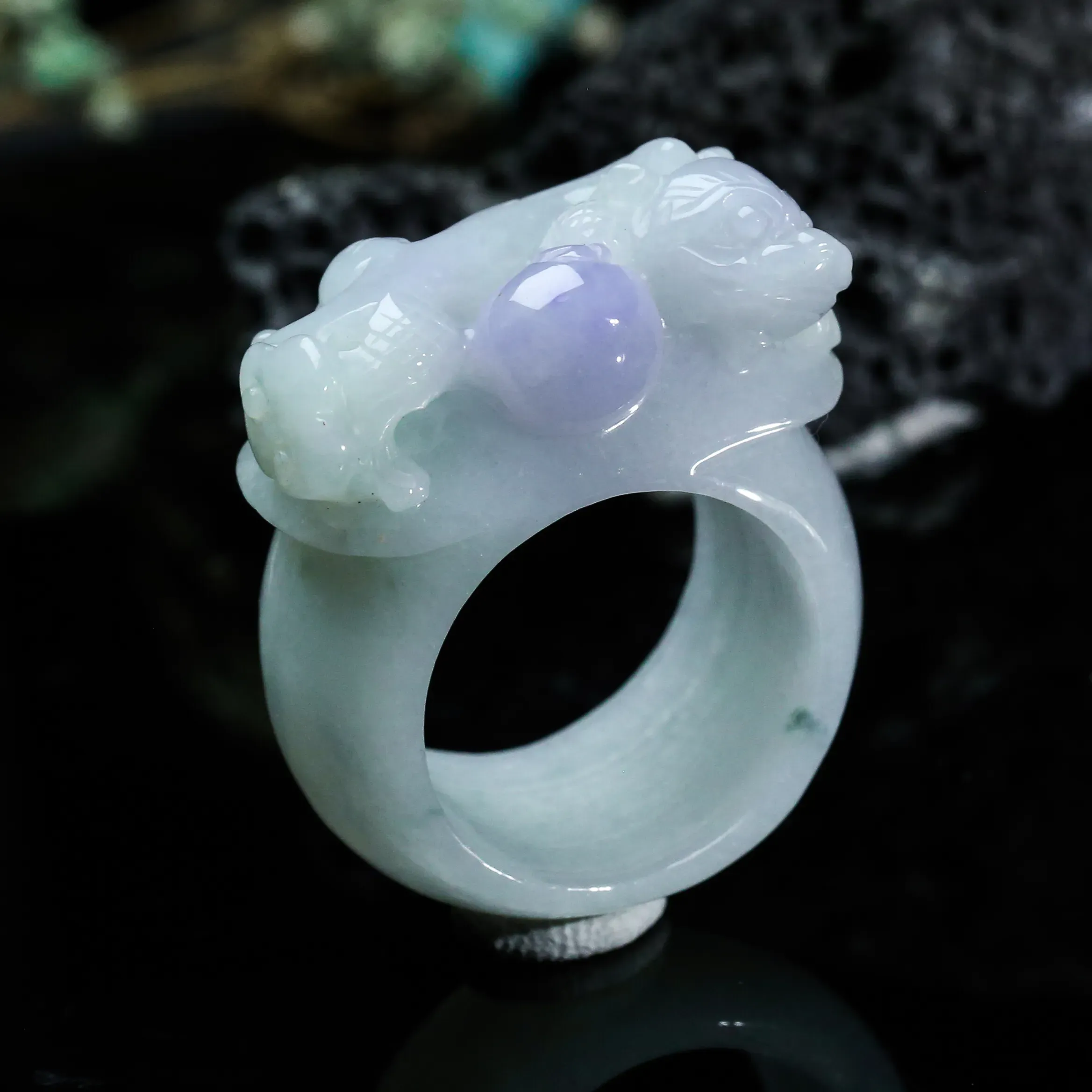 貔貅翡翠戒指，霸气大方，精工细作，色泽清新，佩戴效果高贵优雅，整体尺寸19.7*14.5*4.1mm。