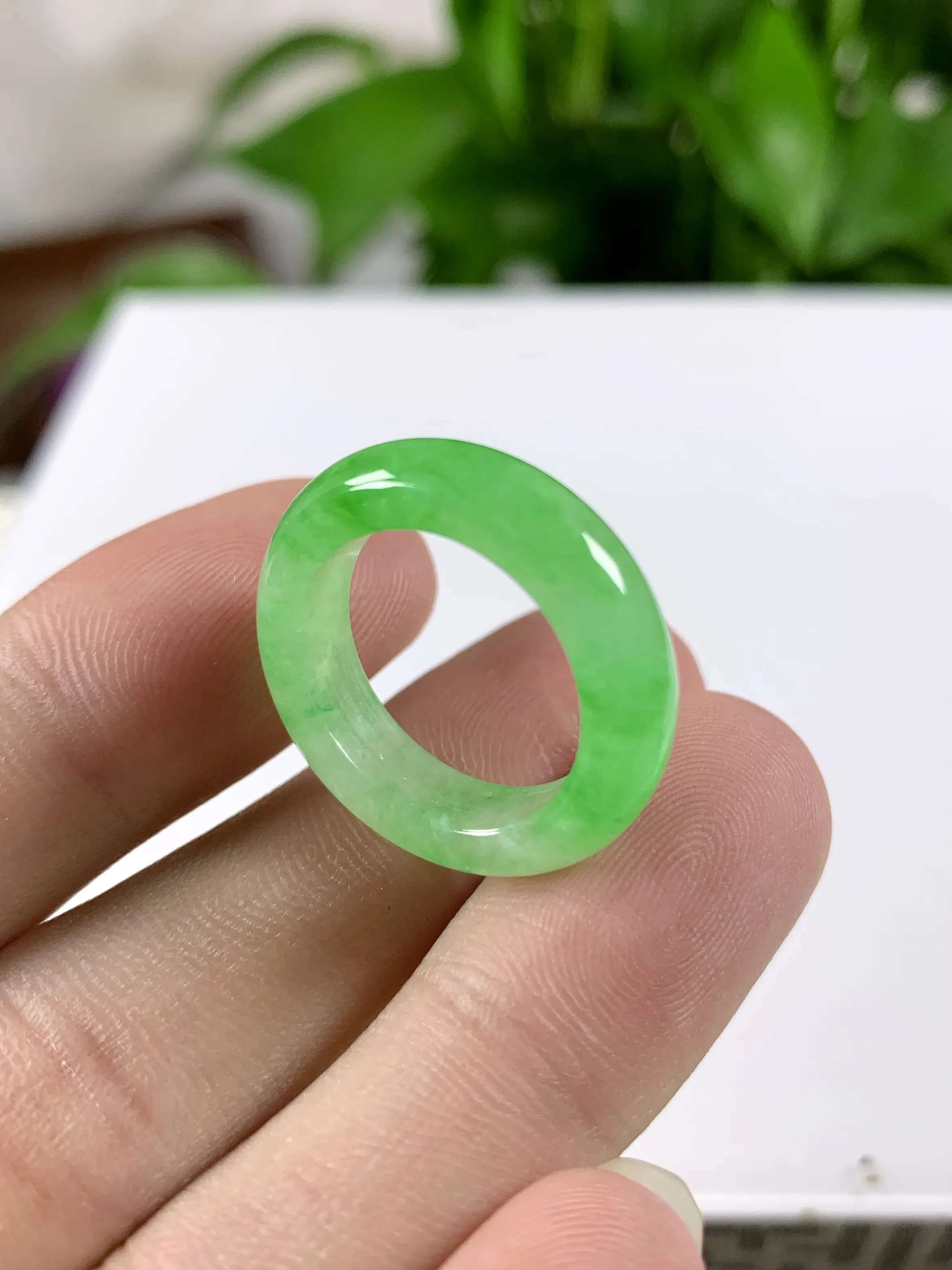 缅甸天然翡翠A货，冰种起胶飘绿阳绿指环戒指，尺寸：圈口内径17.1mm，宽厚5.6/4.0mm，