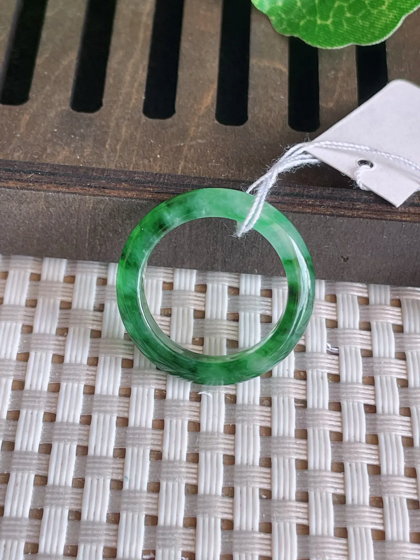 天然翡翠老坑全胶感满绿指环戒指，尺寸:17.4-4.3-3mm，种水足 雕工精细，重量:2.70g