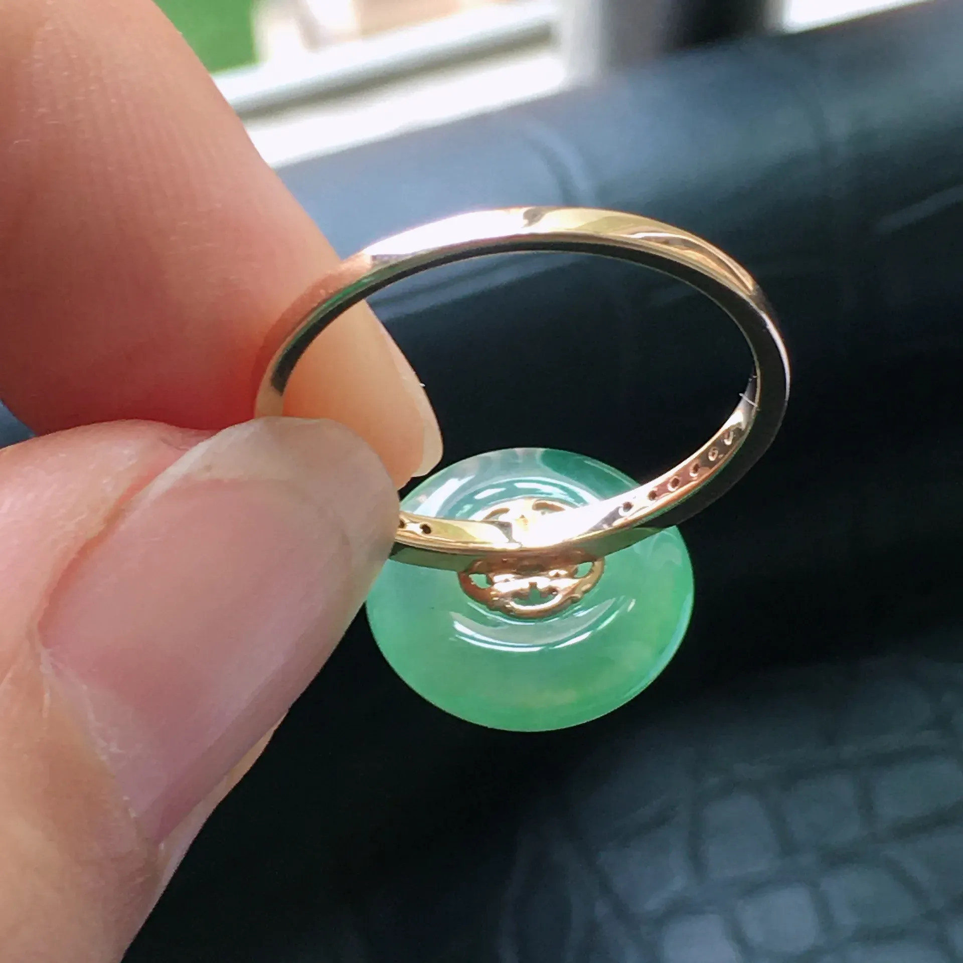 18K金伴钻镶嵌天然A货翡翠冰种满绿平安扣戒指，种水好玉质细腻温润，颜色漂亮。裸石尺寸：12.8*4.0mm内径：17.2mm
