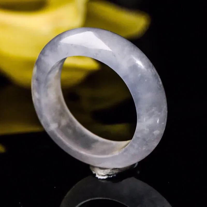 翡翠指环，莹润光泽，端庄大方，有天然白棉，佩戴效果优雅漂亮，尺寸17.3*6.5*3.7mm戒指内径17.3mm。