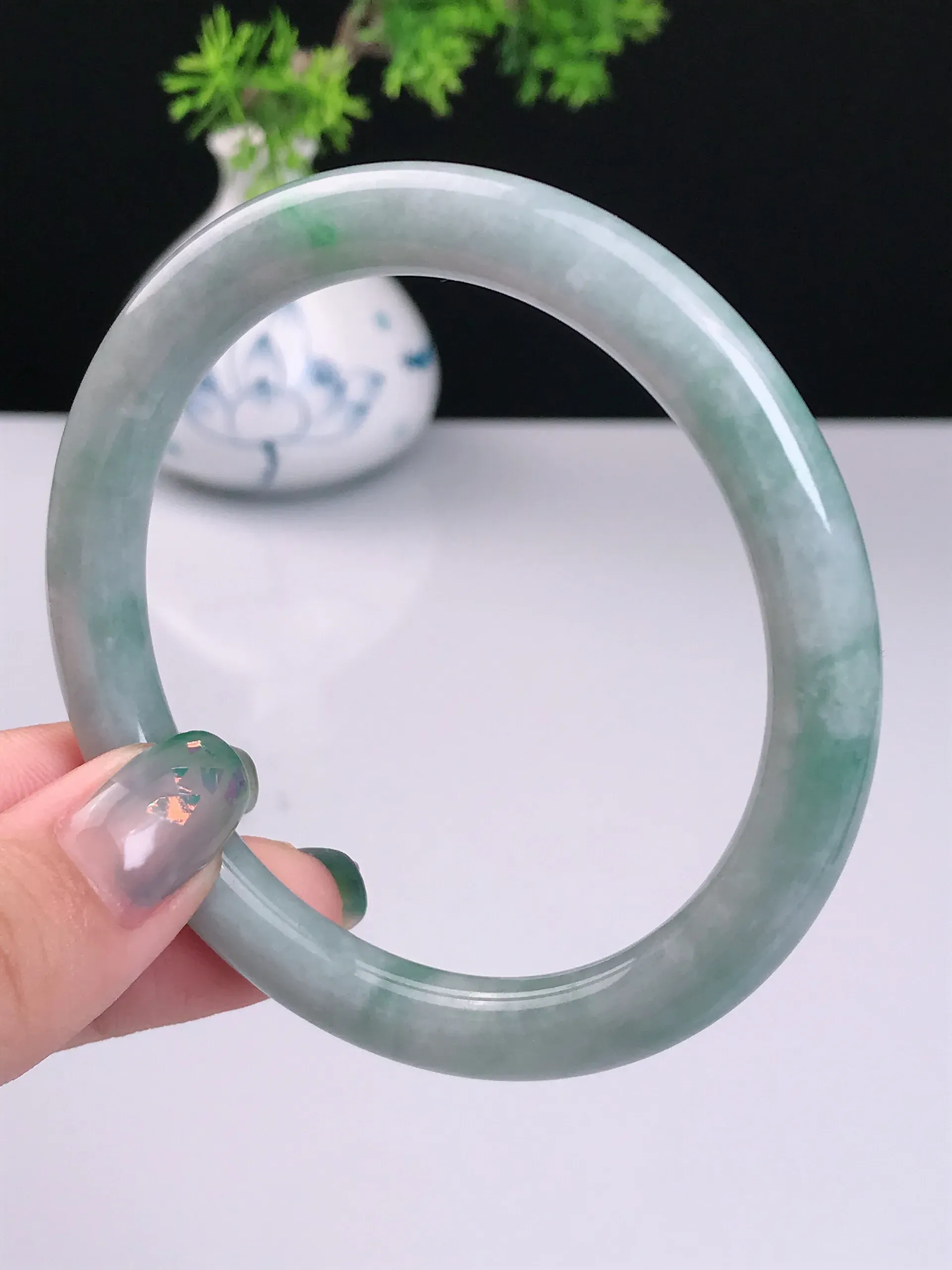 58圈口 天然A货翡翠 老坑种冰润淡绿圆条手镯 尺寸：58.3*8mm 重量：37.02g 种好水足  玉质细腻 佩戴效果佳