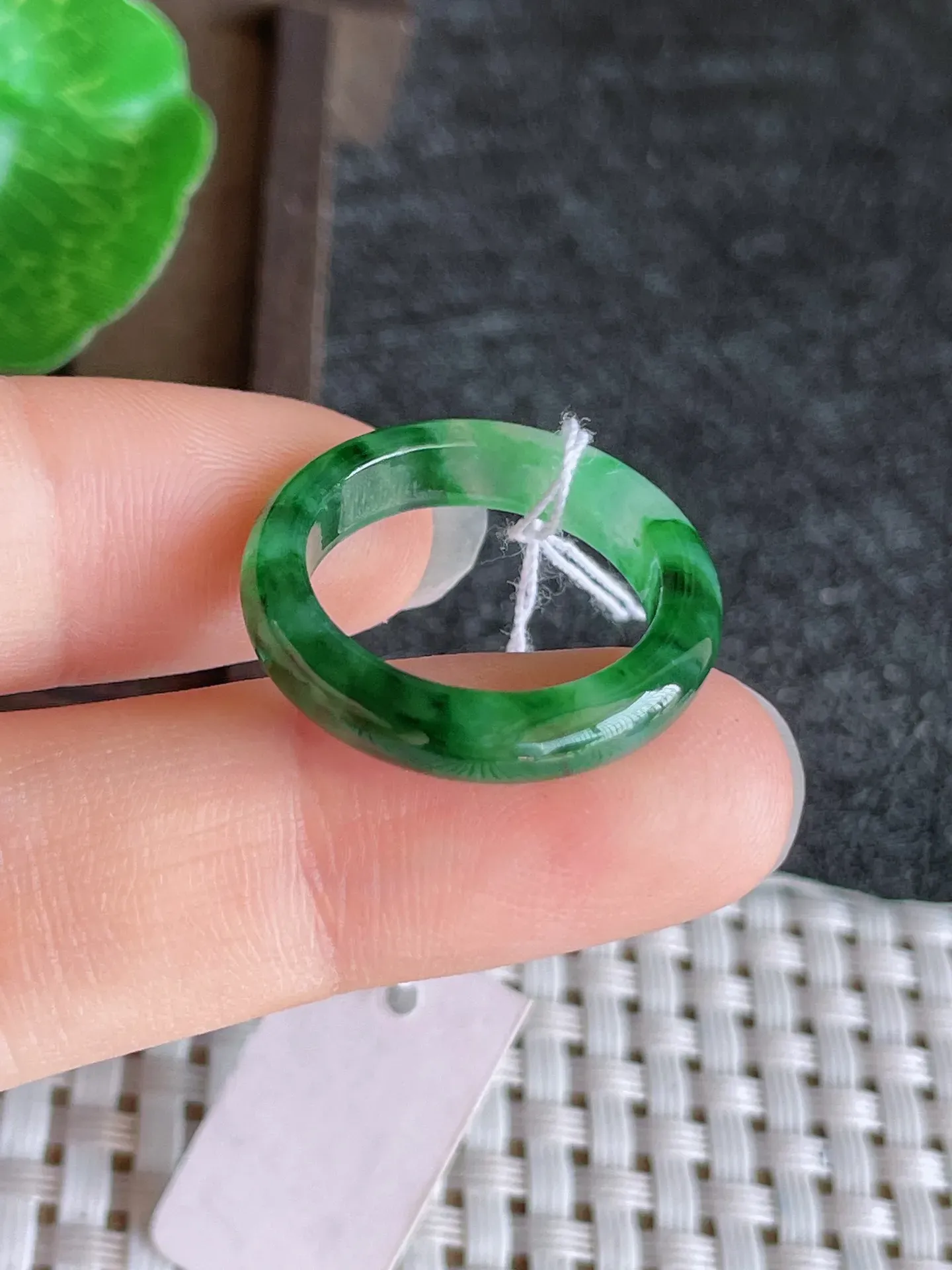 天然翡翠老坑全胶感飘绿指环戒指，尺寸:17.4-4.3-3mm，种水足 雕工精细，重量:2.70g