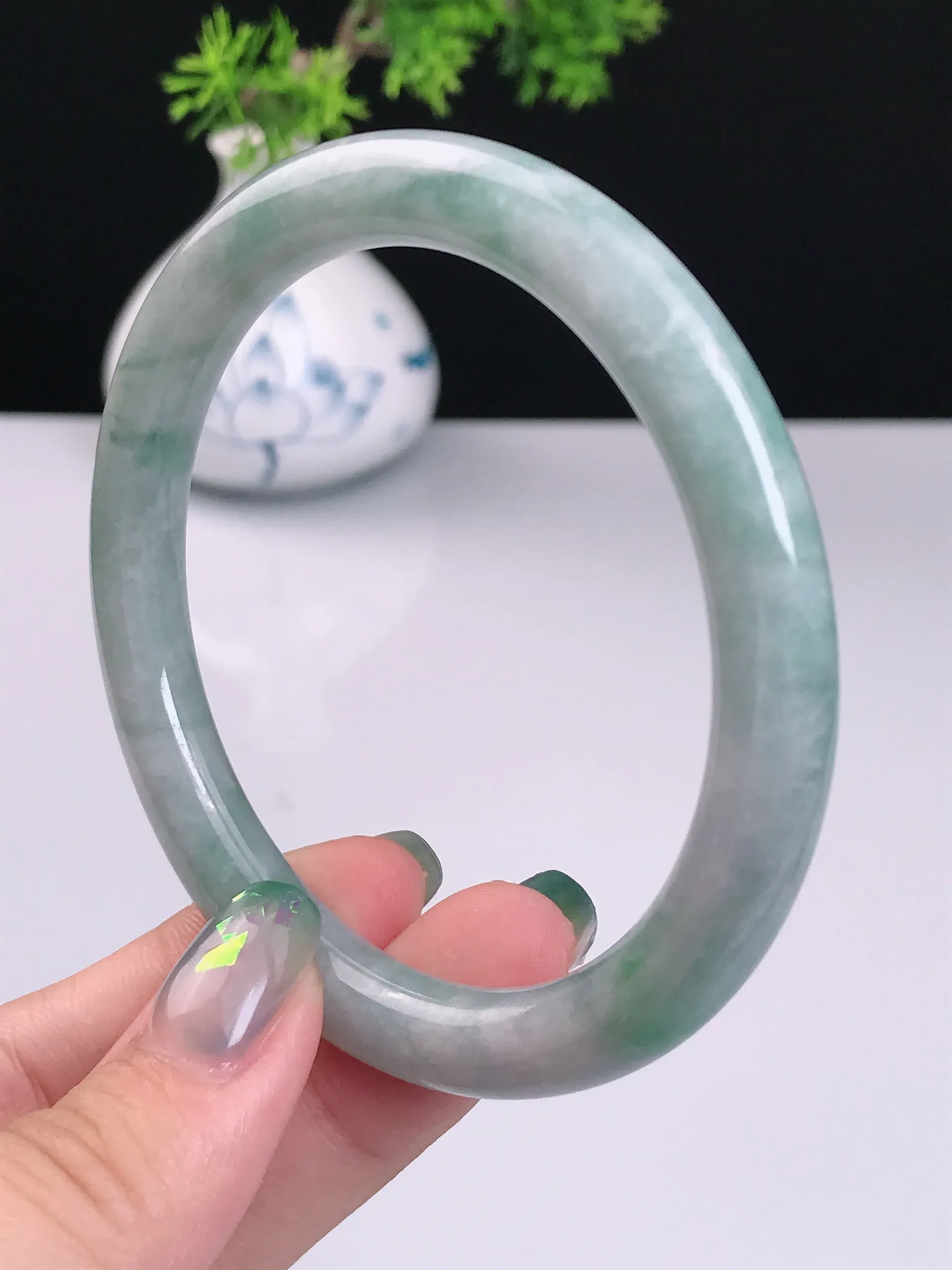 58圈口 天然A货翡翠 老坑种冰润淡绿圆条手镯 尺寸：58.3*8mm 重量：37.02g 种好水足  玉质细腻 佩戴效果佳