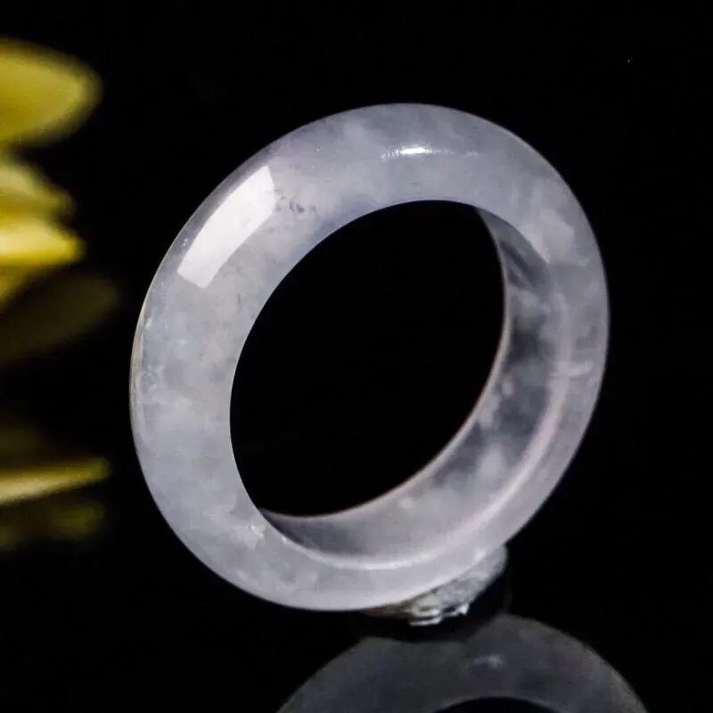 翡翠指环，莹润光泽，端庄大方，有天然白棉，佩戴效果优雅漂亮，尺寸17.3*6.5*3.7mm戒指