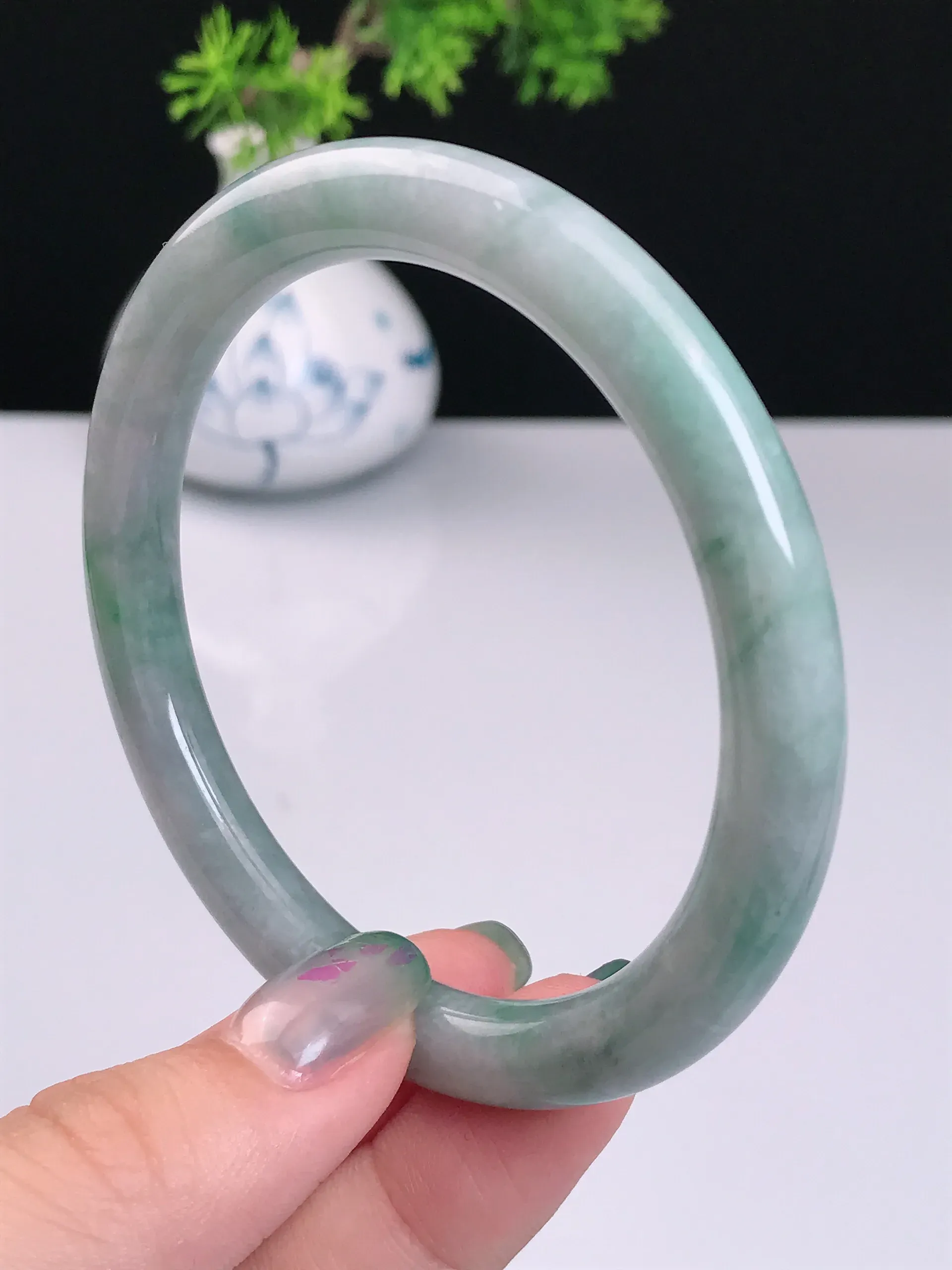 58圈口 天然A货翡翠 老坑种冰润淡绿圆条手镯 尺寸：58.3*8mm 重量：37.02g 种好水足  玉质细腻 佩戴效果佳