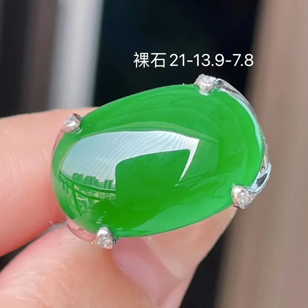 满色辣阳绿男戒 ，重金豪镶 ，细腻感十足 ，翠色浓郁 ，性价比超高