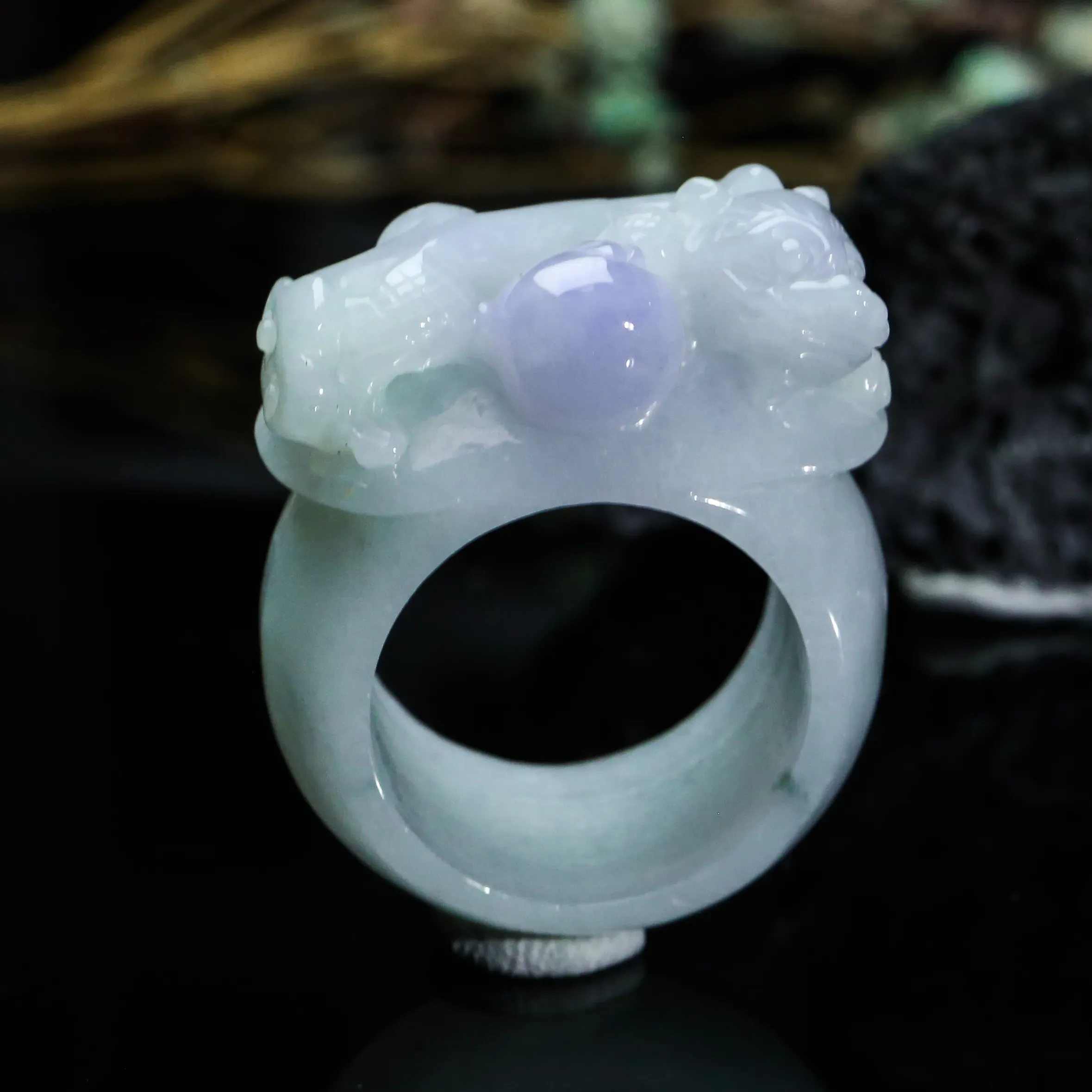 貔貅翡翠戒指，霸气大方，精工细作，色泽清新，佩戴效果高贵优雅，整体尺寸19.7*14.5*4.1mm。