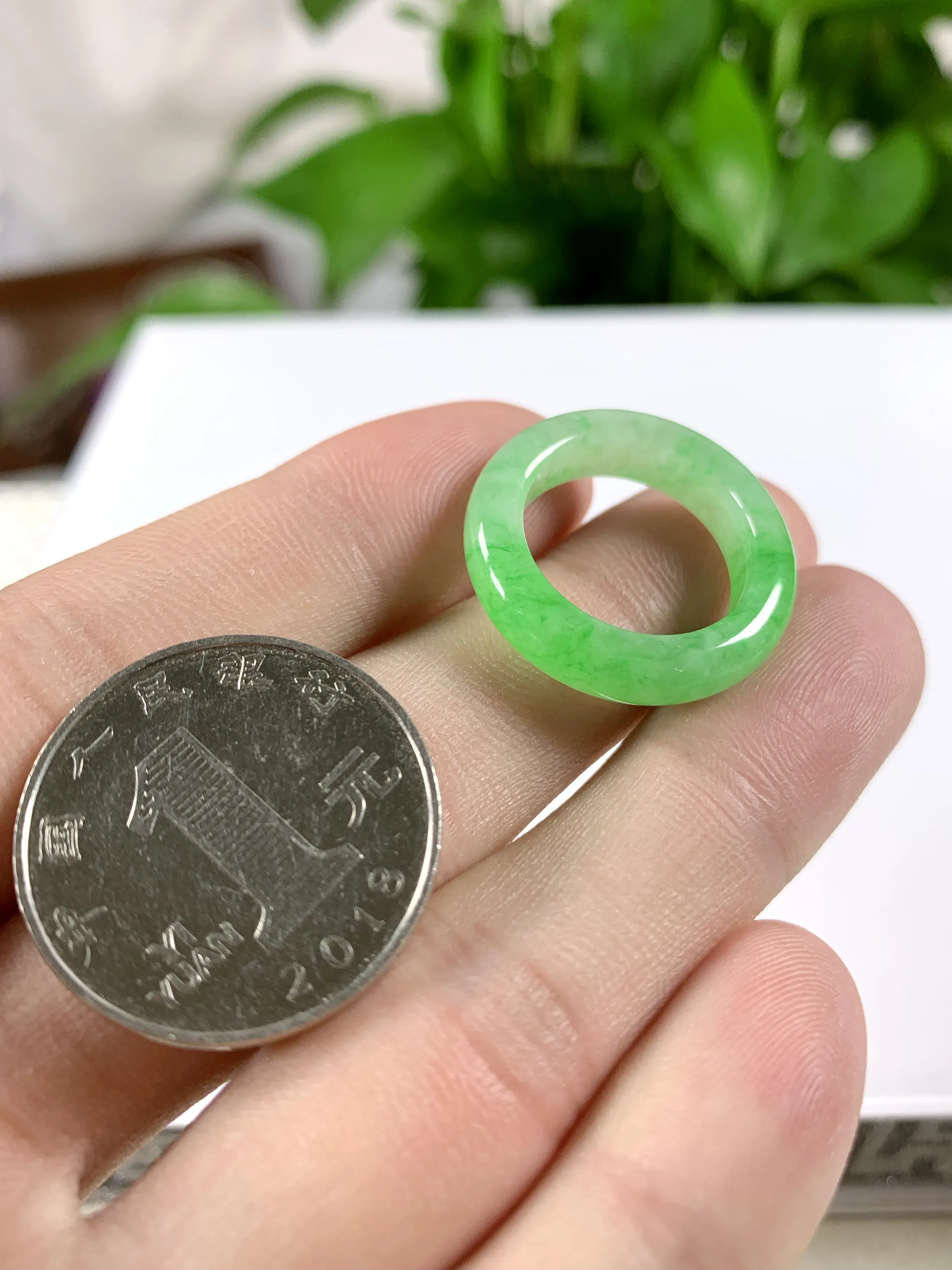 缅甸天然翡翠A货，冰种起胶飘绿阳绿指环戒指，尺寸：圈口内径17.1mm，宽厚5.6/4.0mm，