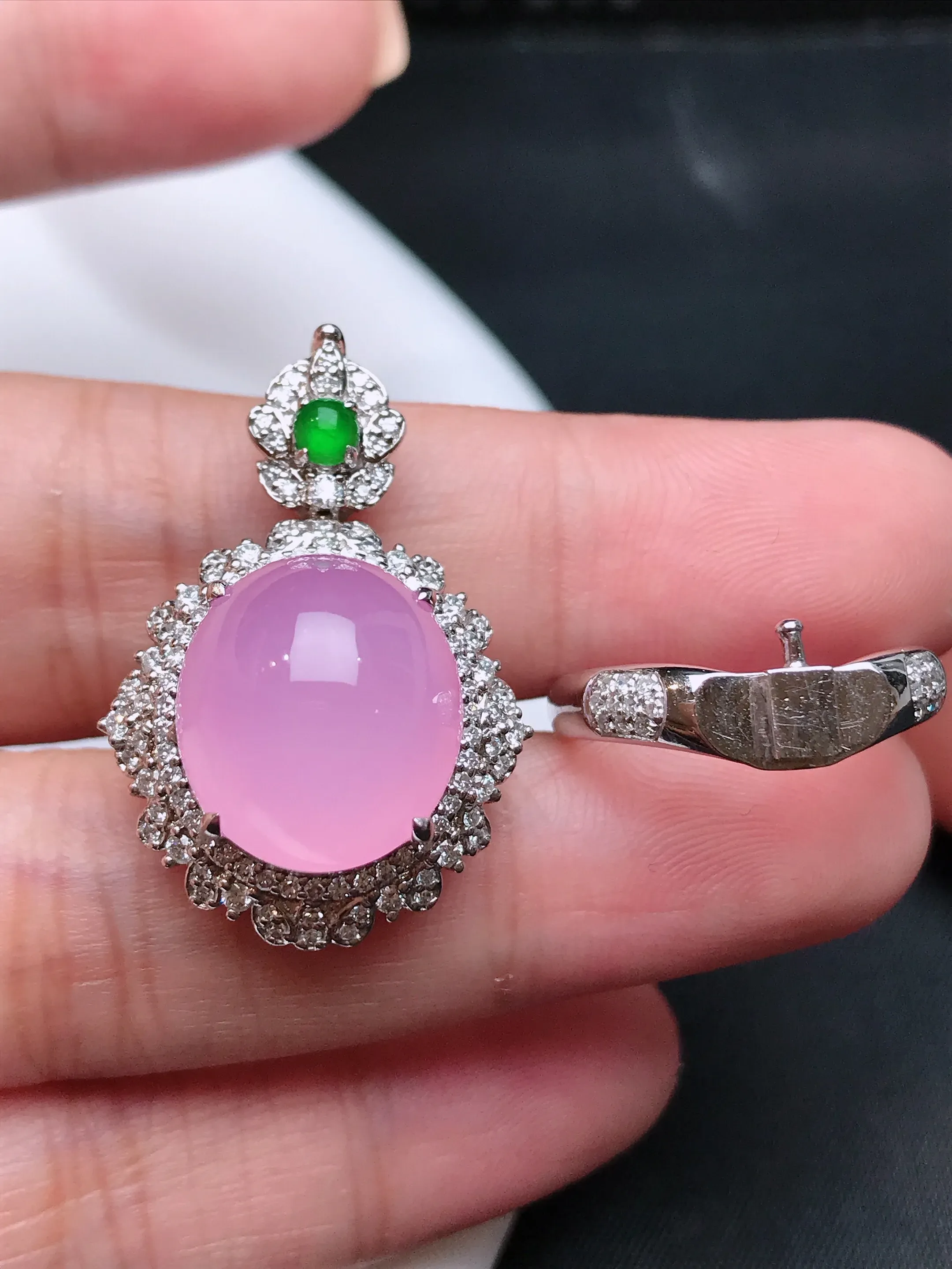 严选推荐戒指，老坑冰种粉紫色戒指吊坠两用款，18k金钻镶嵌而成，简约时尚，品相佳，佩戴效果佳，