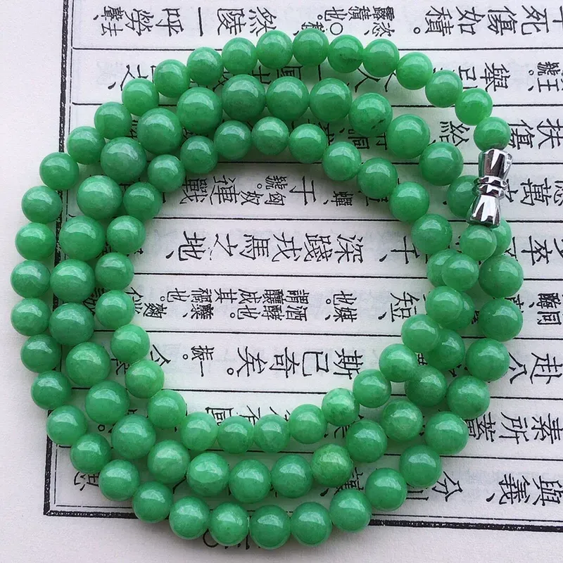 串珠项链，翡翠满绿圆珠项链（装饰扣），自然光实拍，玉质细腻，佩戴大方，大颗尺寸：7mm，小颗尺寸：5.3mm，93颗，重36.97
