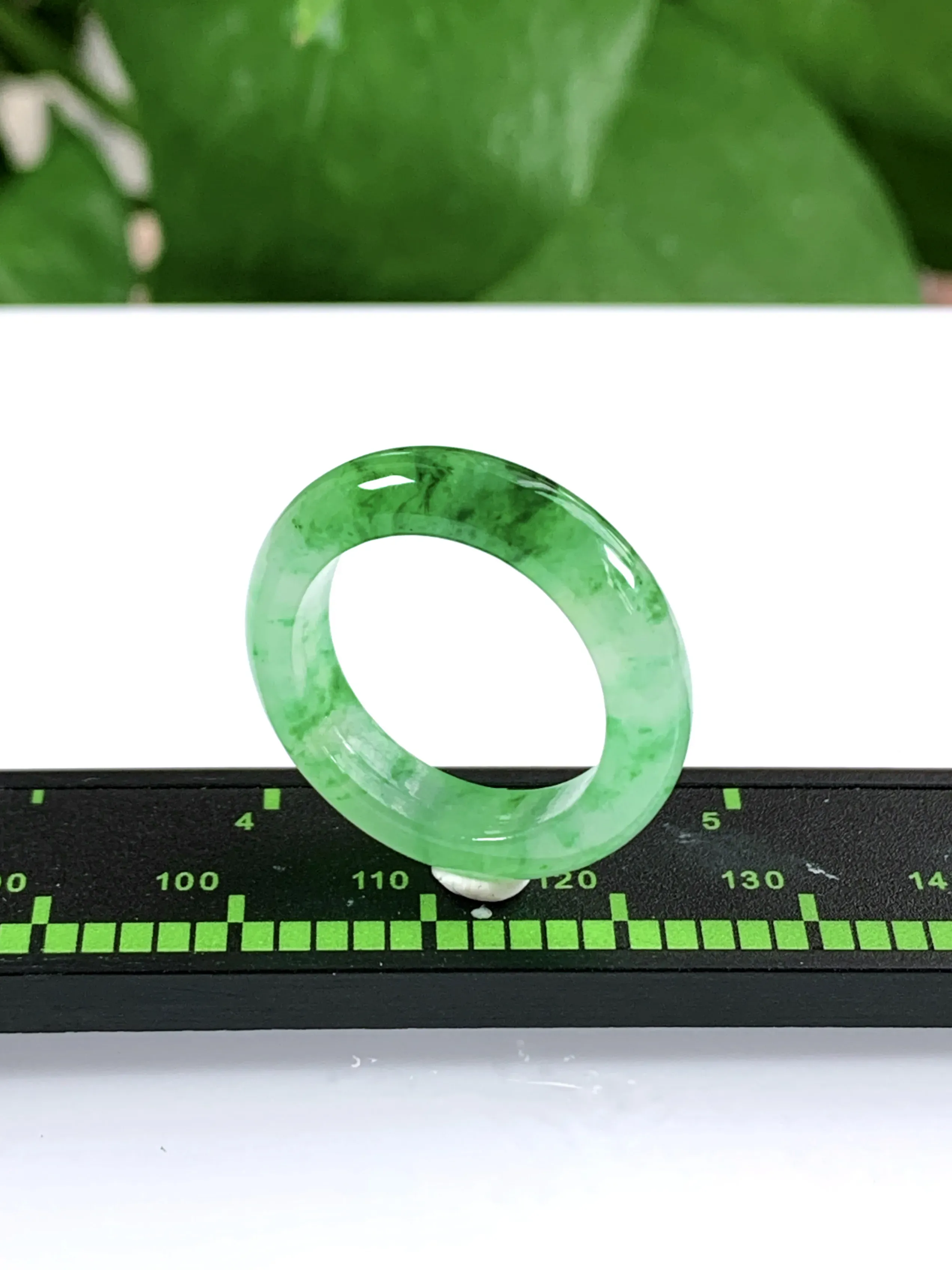 缅甸天然翡翠A货，冰种起胶飘绿指环戒指，尺寸：圈口内径17.2mm=15号，宽厚5/3.5mm，重量
