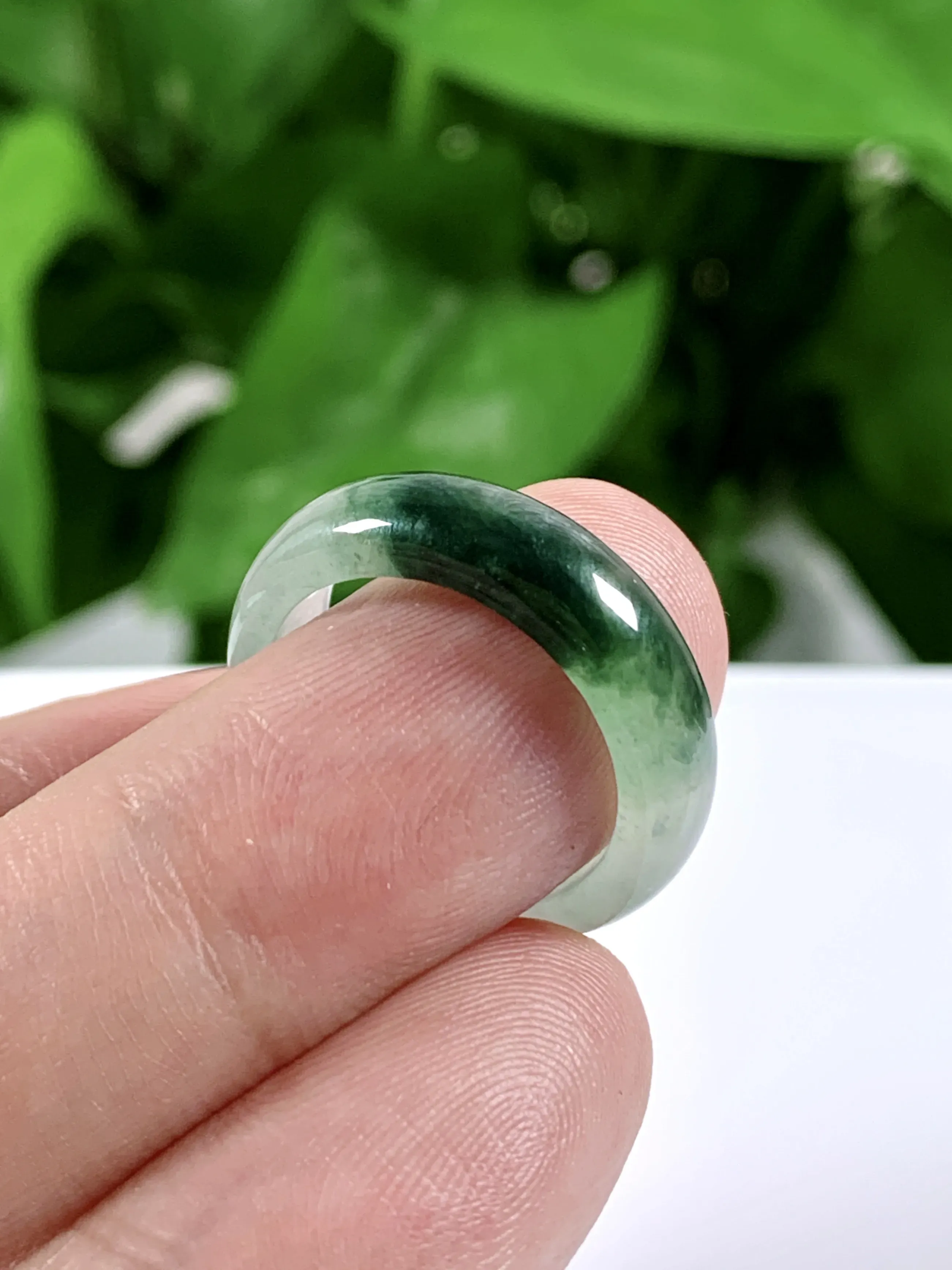 缅甸天然翡翠A货，冰种起胶飘花指环戒指，尺寸：圈口内径17.2mm=15号，宽厚6/3mm，重量：3.23g