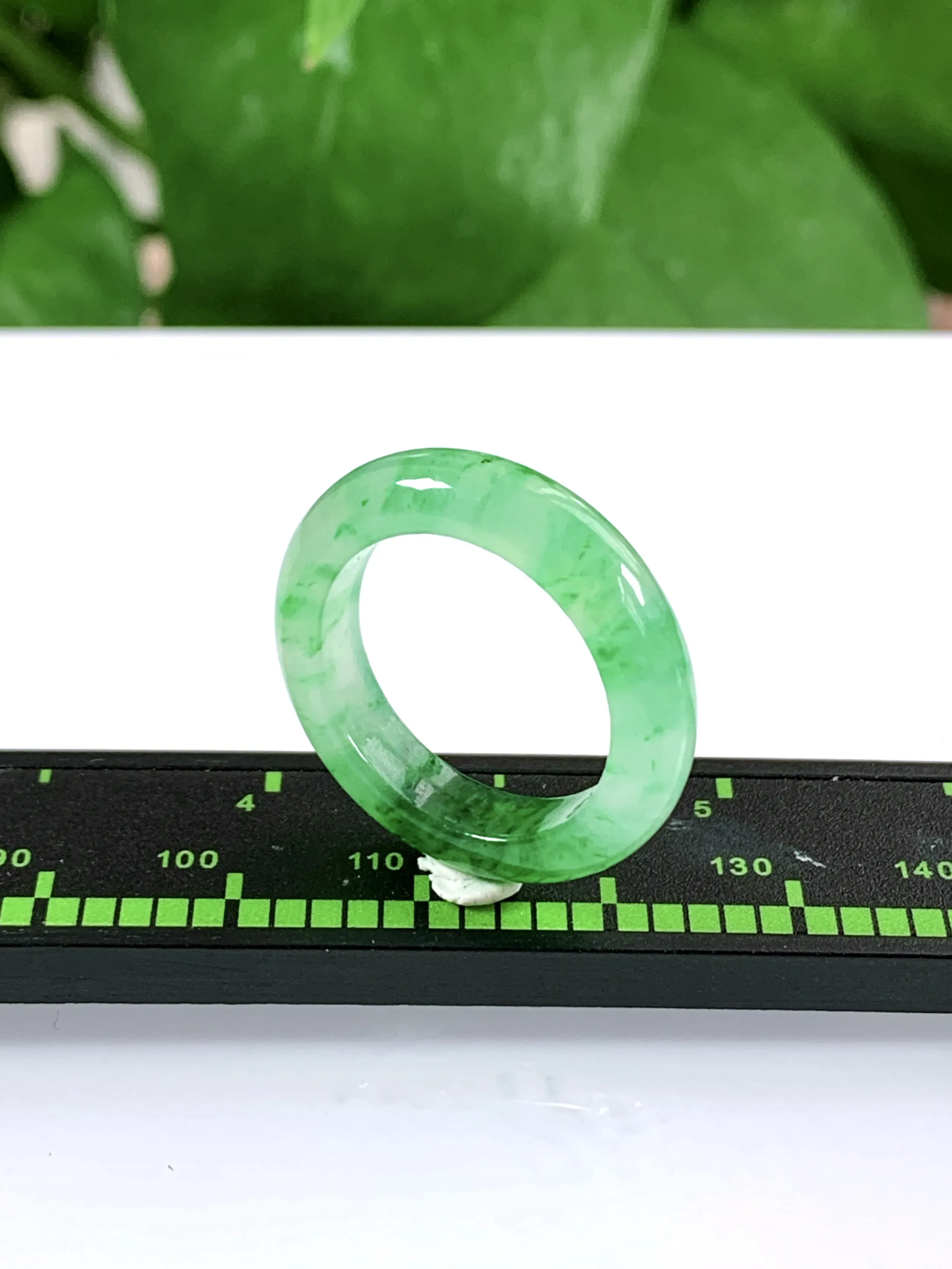 缅甸天然翡翠A货，冰种起胶飘绿指环戒指，尺寸：圈口内径17.2mm=15号，宽厚5/3.5mm，重量：3.29g