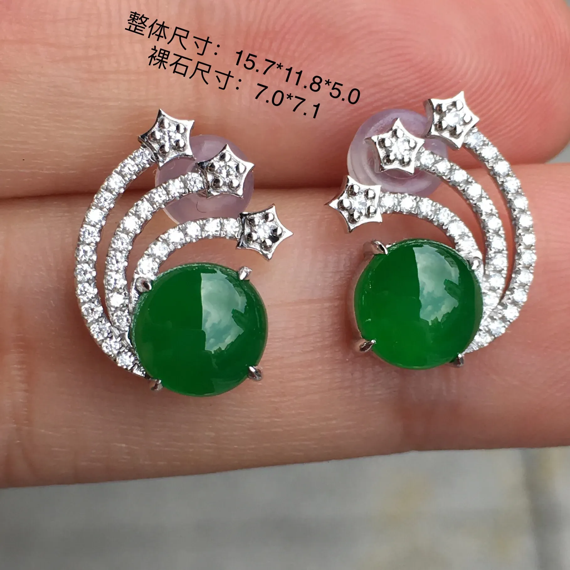 冰阳绿蛋面耳钉，翠色明媚娇艳，荧光感超
强，圆润饱满，上耳很抢眼，气质满满。18k
金豪华镶嵌
