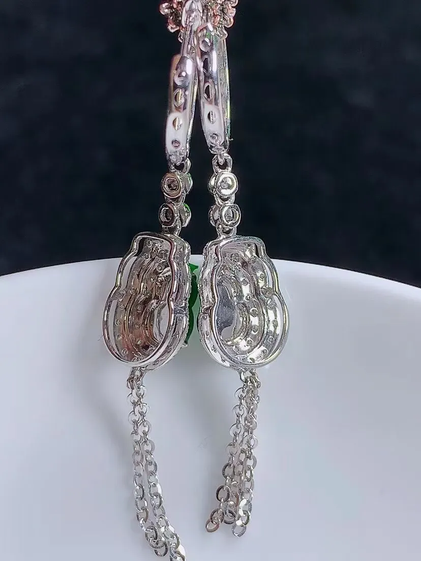天然翡翠Ａ货18k满绿阳绿葫芦耳饰耳坠 一对两个ui ，色泽艳丽，种老起光，整体41裸石7.1/4.4