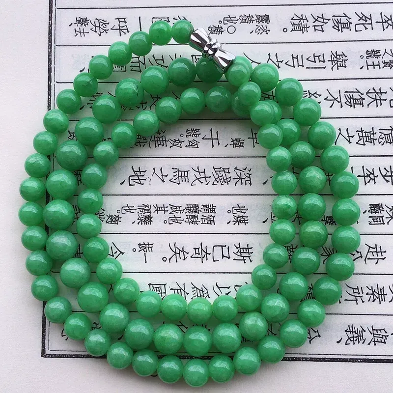 串珠项链，翡翠满绿圆珠项链（装饰扣），自然光实拍，玉质细腻，佩戴大方，大颗尺寸：7mm，小颗尺寸：5