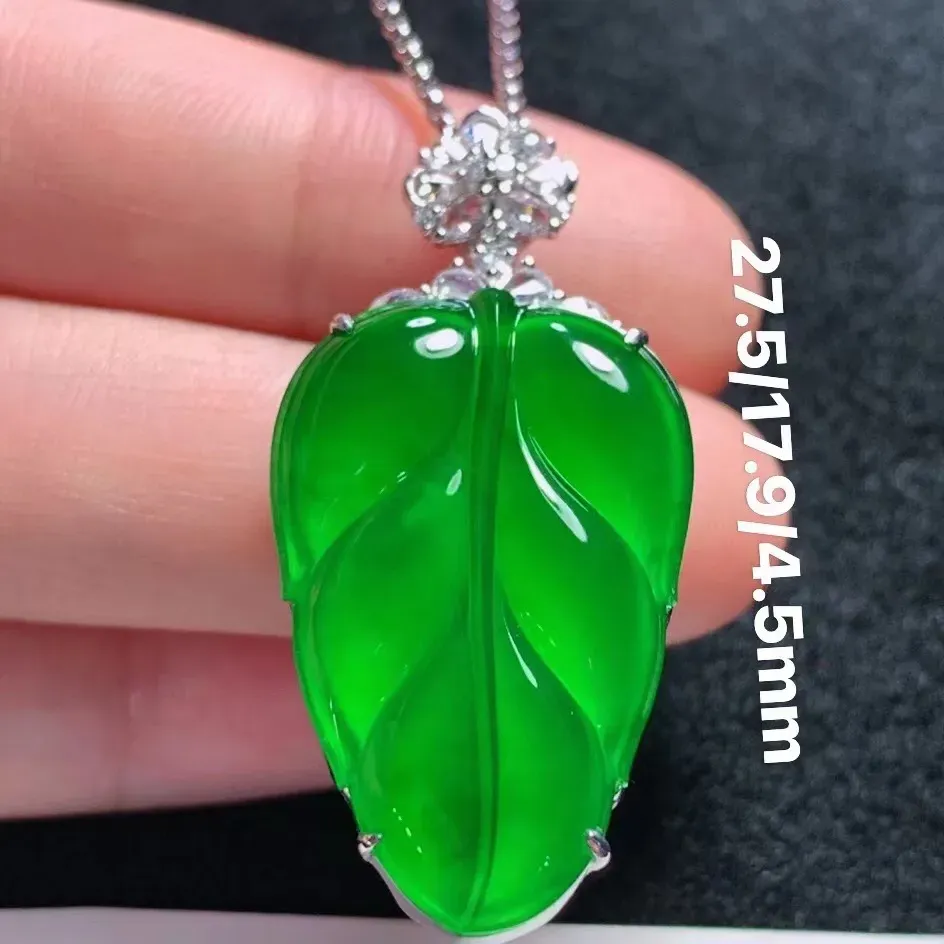 天然翡翠，18k金镶嵌冰种辣色大业有成，种水好，冰透水灵起胶，色辣艳，饱满大气，整体尺寸：38/1