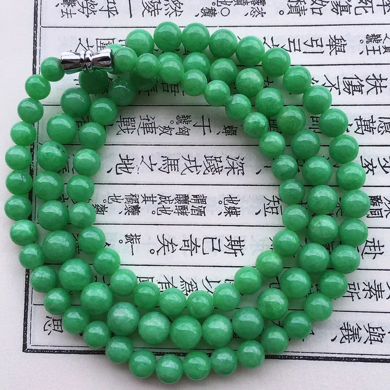 串珠项链，翡翠满绿圆珠项链（装饰扣），自然光实拍，玉质细腻，佩戴大方，大颗尺寸：7mm，小颗尺寸：5.3mm，93颗，重36.97