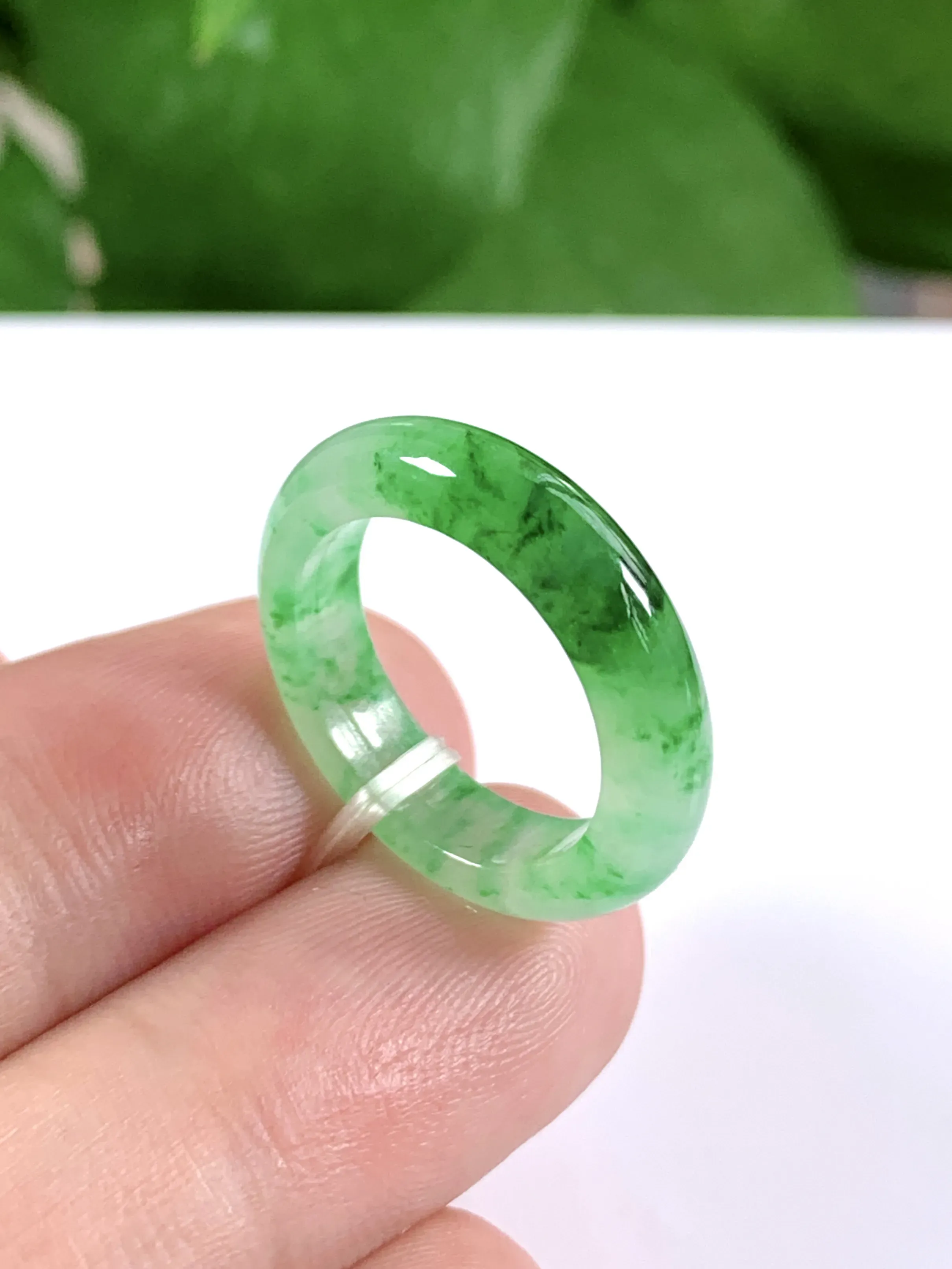 缅甸天然翡翠A货，冰种起胶飘绿指环戒指，尺寸：圈口内径17.2mm=15号，宽厚5/3.5mm，重量：3.29g