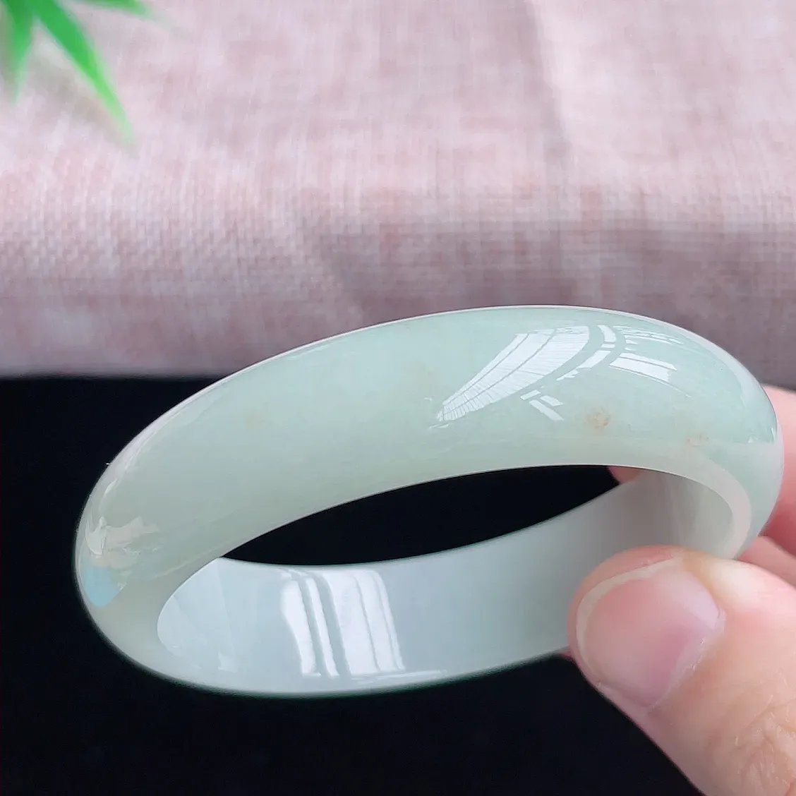 55圈口翡翠手镯  老坑冰润正圈翡翠手镯  缅甸A货翡翠  冰清玉洁   胶感十足  纯净起胶  品相佳  气质脱俗  优雅大方   E88.3（请在自然光欣赏）尺寸55-14.5-7mm