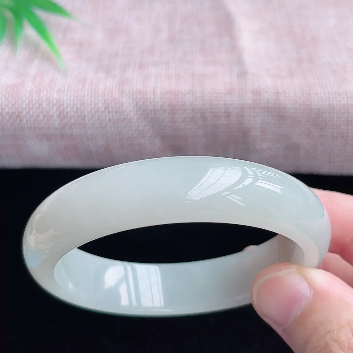 大圈口  59圈口翡翠手镯  老坑冰润正圈翡翠手镯  缅甸A货翡翠  冰清玉洁   胶感十足  纯净起胶  品相佳  气质脱俗  优雅大方   E93.3（请在自然光欣赏）尺寸59-14.8-7.5mm
