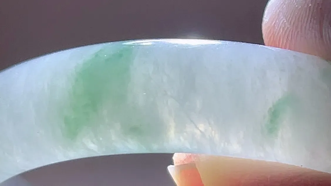 54圈口翡翠手镯  老坑冰飘花贵妃翡翠手镯  缅甸A货翡翠  飘花灵动飘逸  冰清玉洁  纯净起胶  品相佳  气质脱俗  优雅大方   E85.3（请在自然光欣赏）尺寸54-48-11-6.5mm