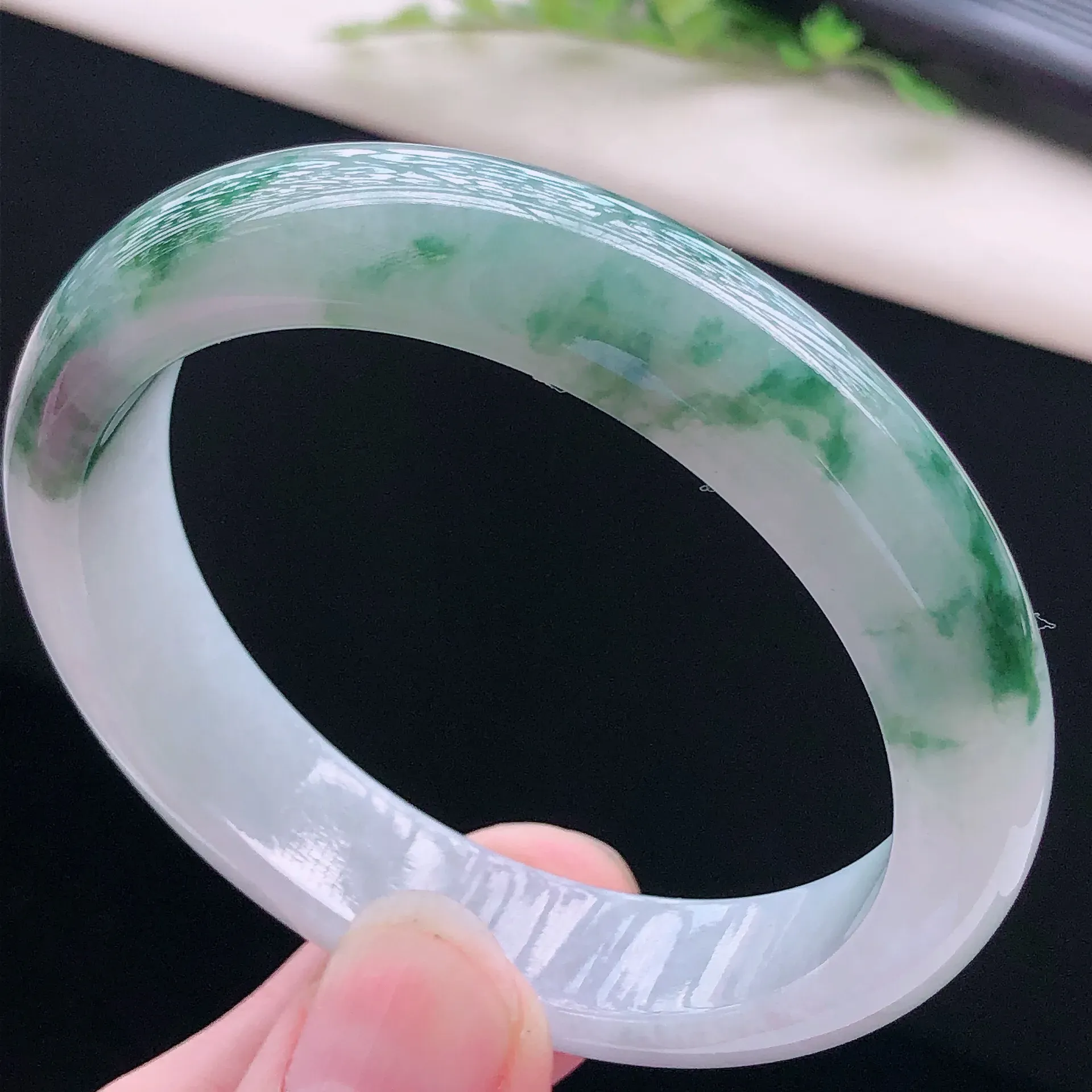 飘花翡翠正圈手镯，圈口：57.5*13.1*7.8mm 玉质细腻水润，色泽清秀亮丽，上手高贵典雅