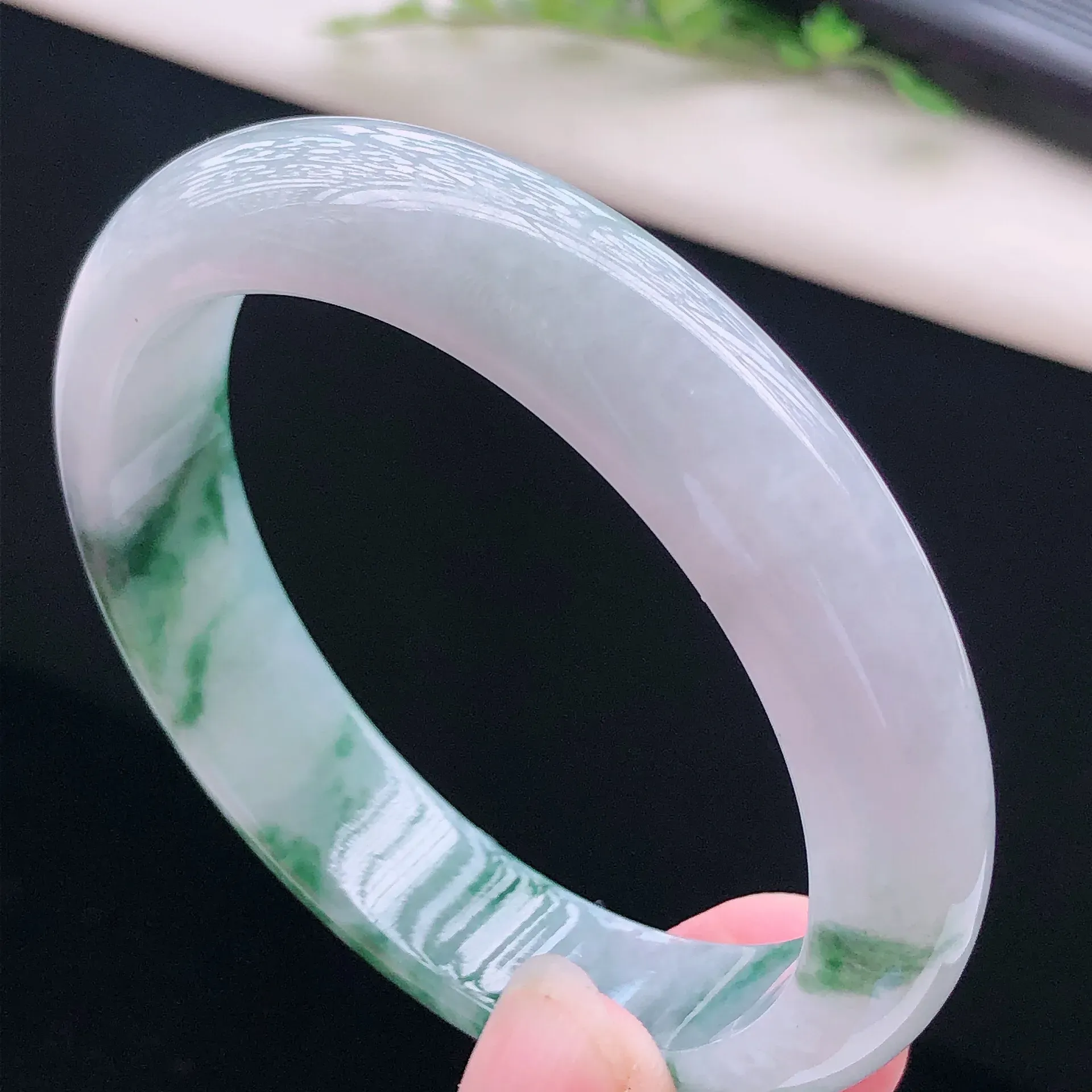 飘花翡翠正圈手镯，圈口：57.5*13.1*7.8mm 玉质细腻水润，色泽清秀亮丽，上手高贵典雅