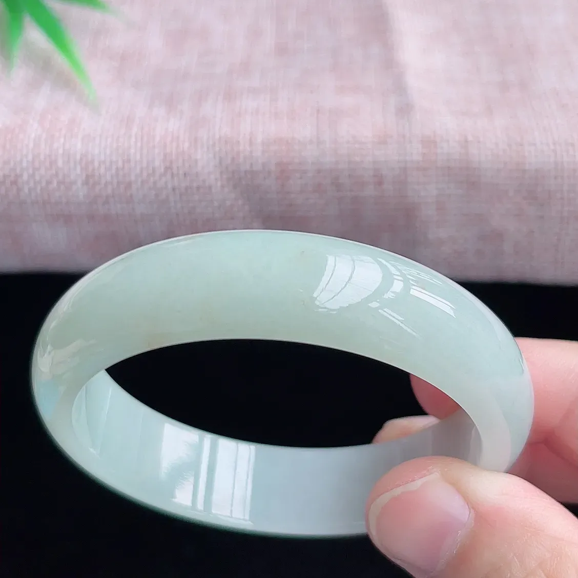 55圈口翡翠手镯  老坑冰润正圈翡翠手镯  缅甸A货翡翠  冰清玉洁   胶感十足  纯净起胶  品相佳  气质脱俗  优雅大方   E88.3（请在自然光欣赏）尺寸55-14.5-7mm