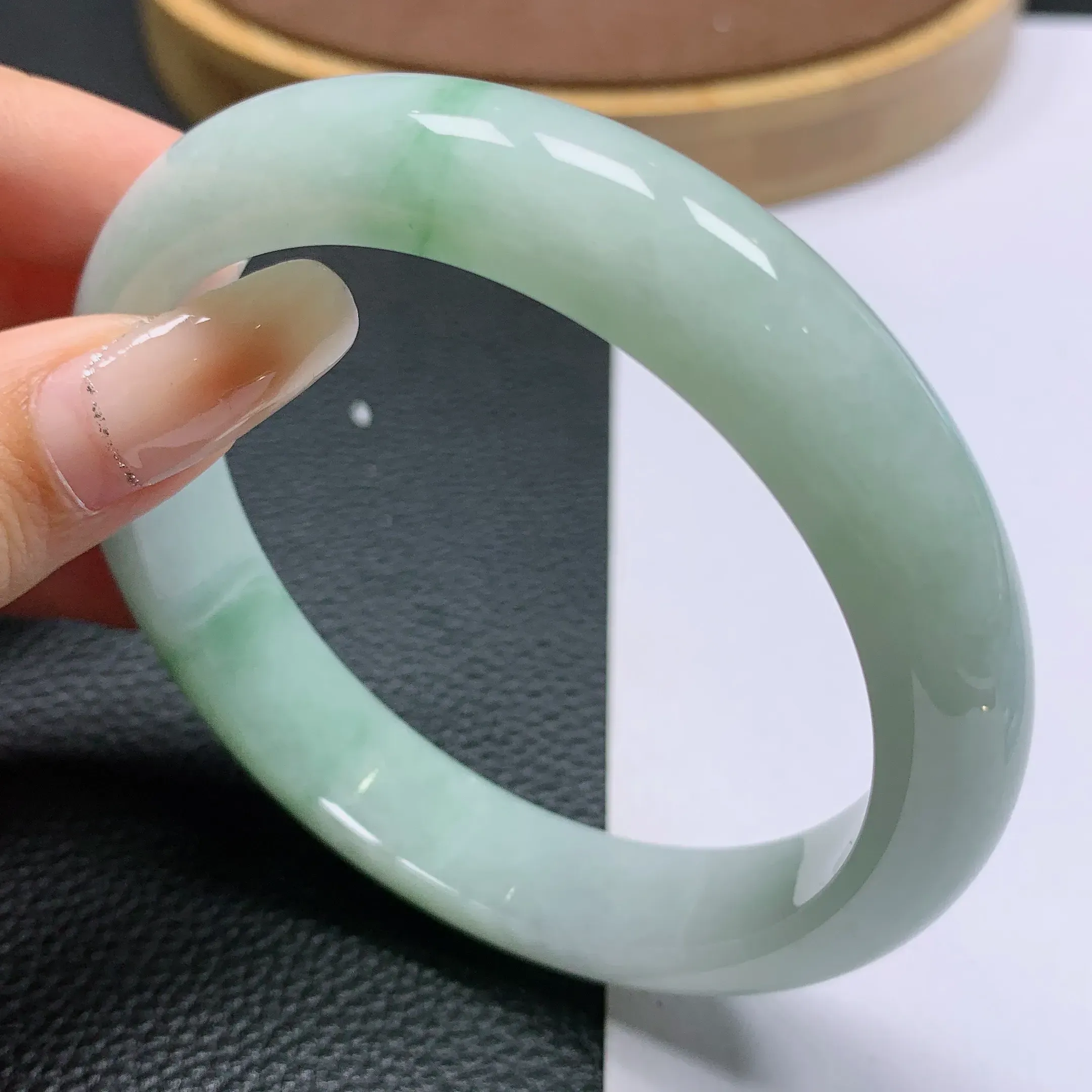 缅甸A货翡翠，水润淡绿正装手镯61.7mm圈口，玉质细腻，条形大方，水头饱满，水润精致，佩戴效果好
