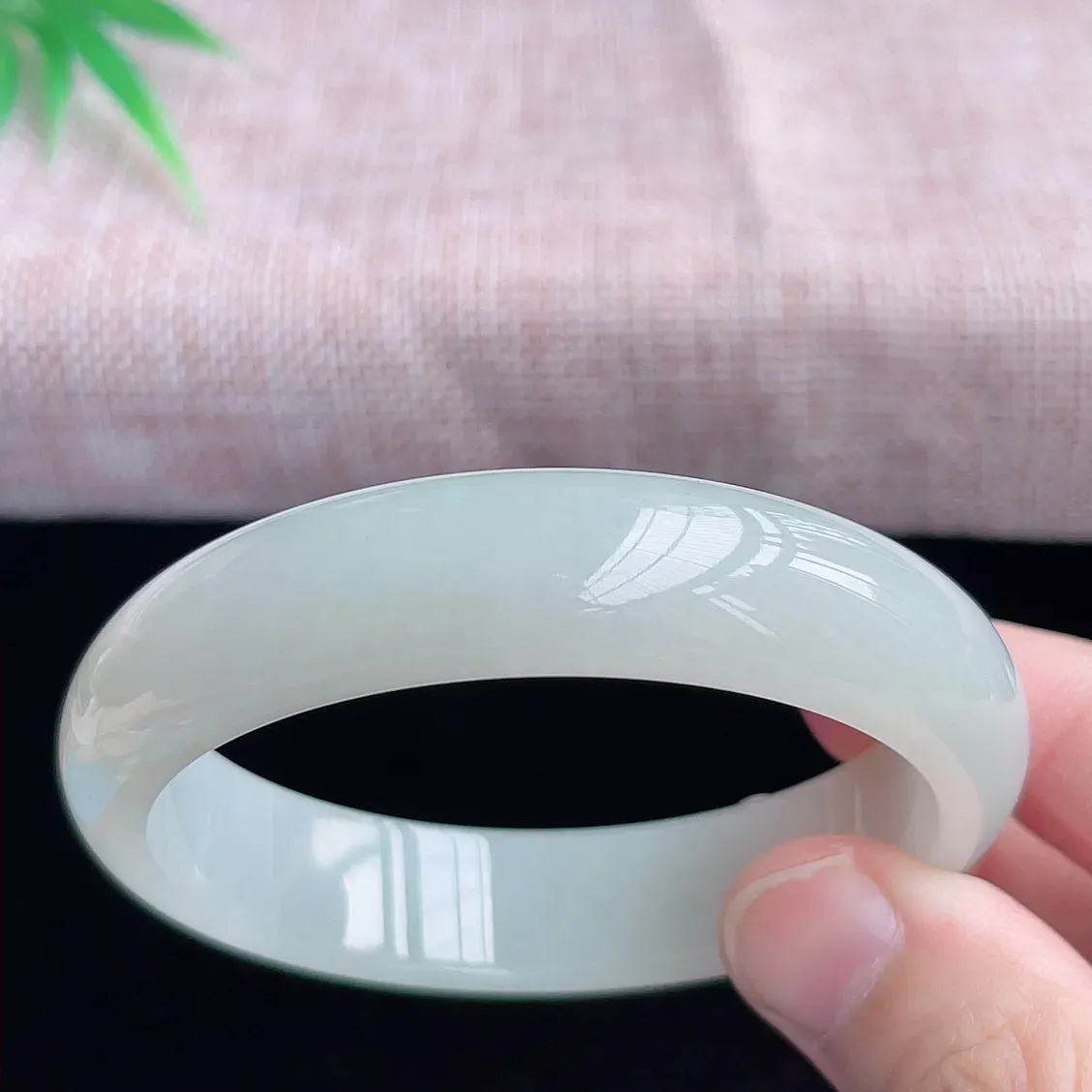 大圈口  59圈口翡翠手镯  老坑冰润正圈翡翠手镯  缅甸A货翡翠  冰清玉洁   胶感十足  纯净起胶  品相佳  气质脱俗  优雅大方   E93.3（请在自然光欣赏）尺寸59-14.8-7.5mm