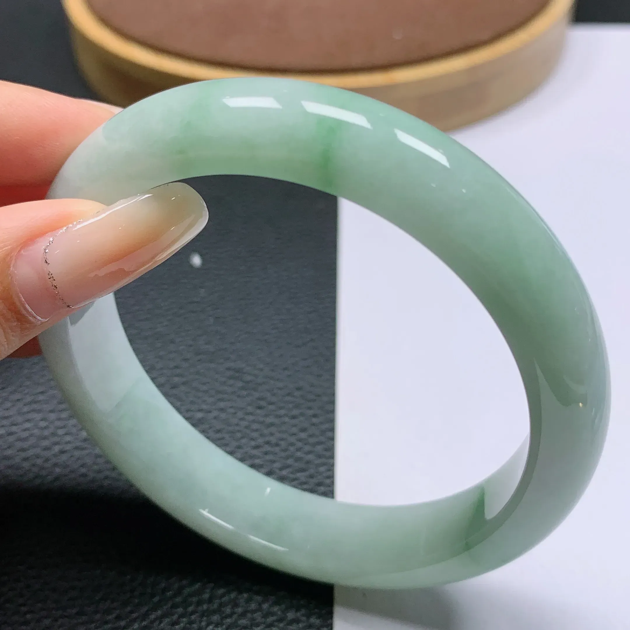 缅甸A货翡翠，水润淡绿正装手镯61.7mm圈口，玉质细腻，条形大方，水头饱满，水润精致，佩戴效果好