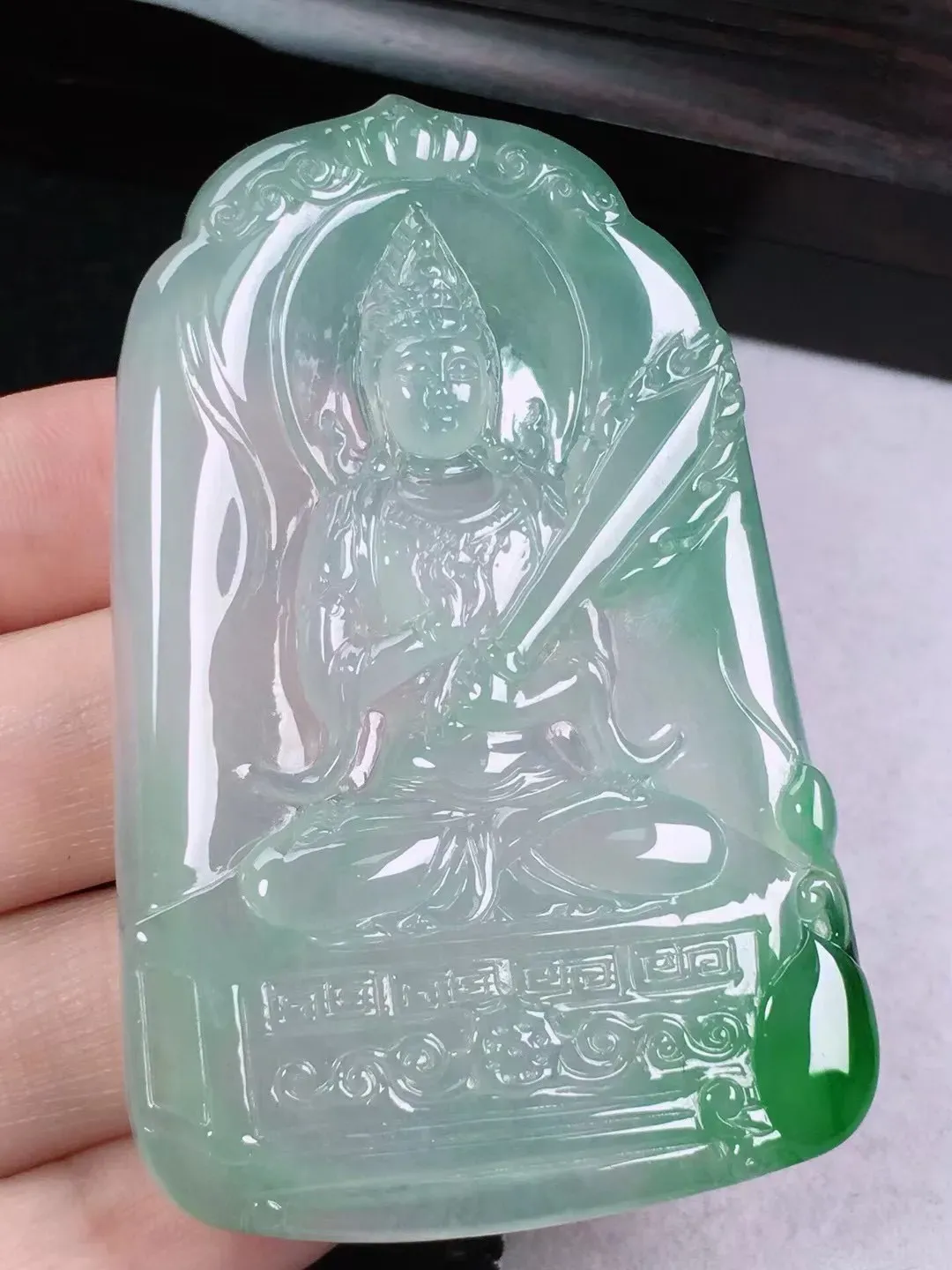 天然翡翠A货水润冰绿观音菩萨 种水好 细腻通透 胶感十足 慈祥优雅 
尺寸:60.4-38.8-5.