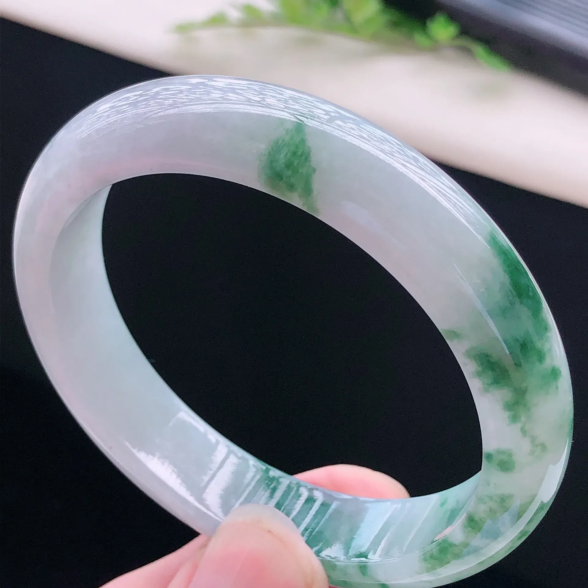 飘花翡翠正圈手镯，圈口：57.5*13.1*7.8mm 玉质细腻水润，色泽清秀亮丽，上手高贵典雅