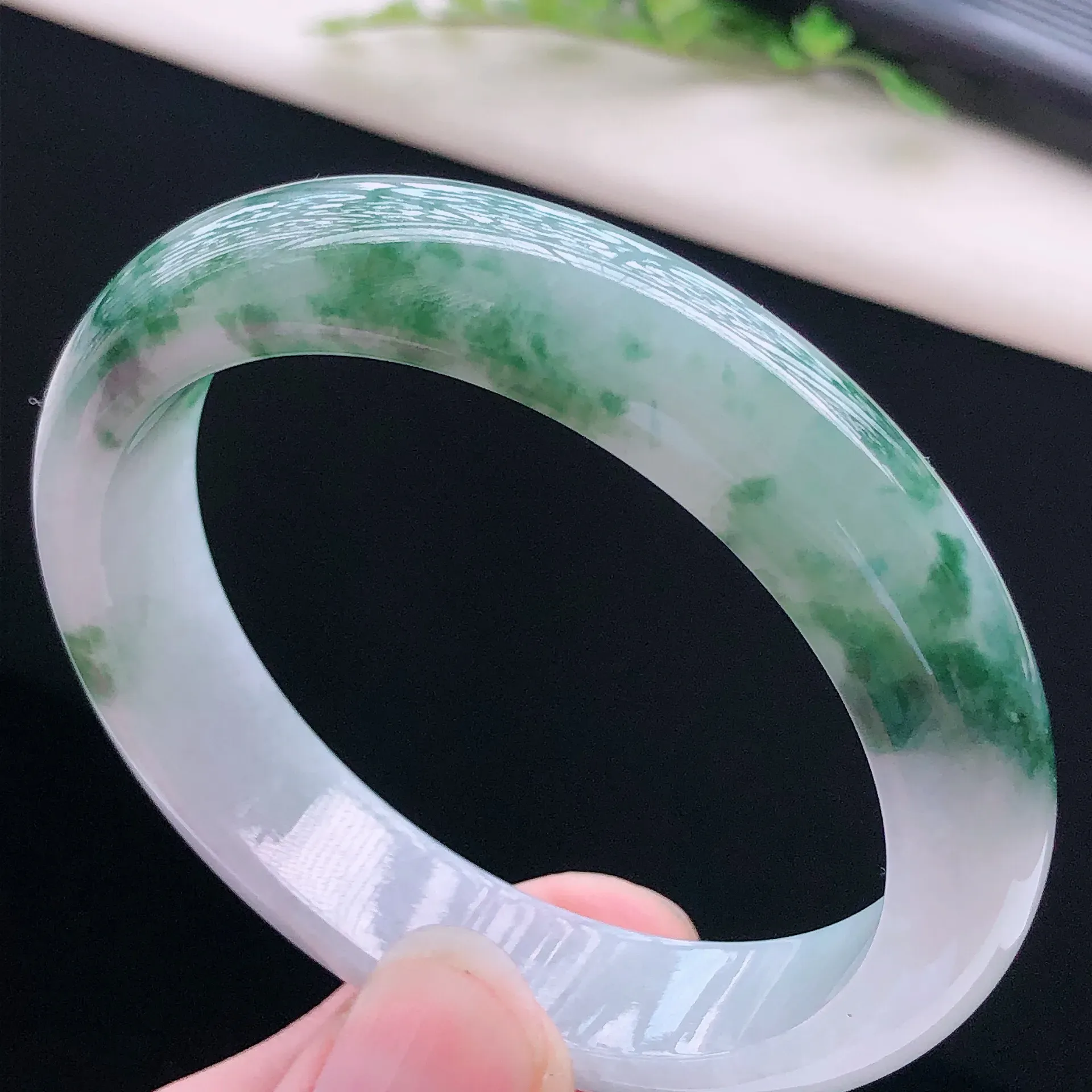 飘花翡翠正圈手镯，圈口：57.5*13.1*7.8mm 玉质细腻水润，色泽清秀亮丽，上手高贵典雅